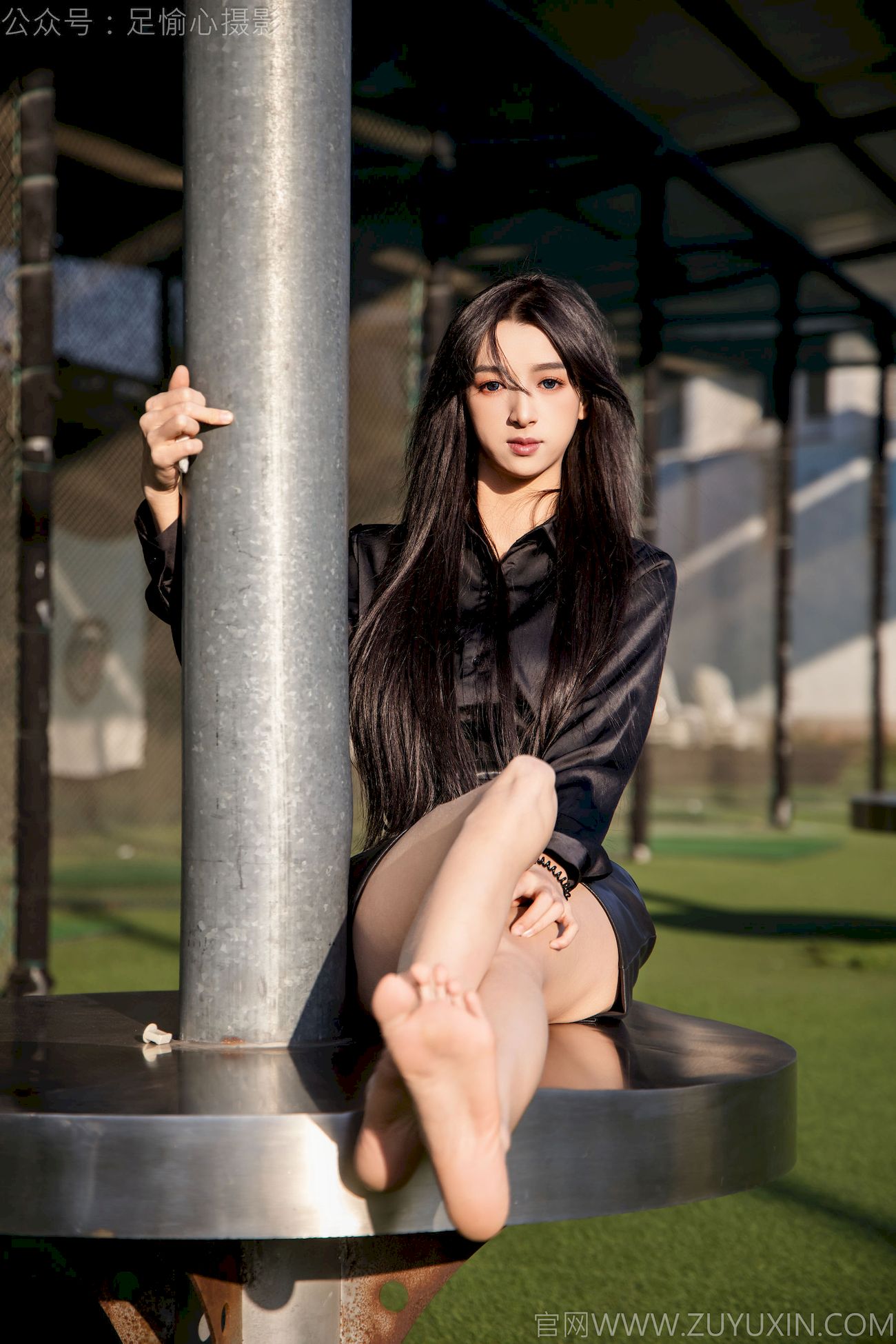 足愉心模特云悦黑衣美腿户外写真