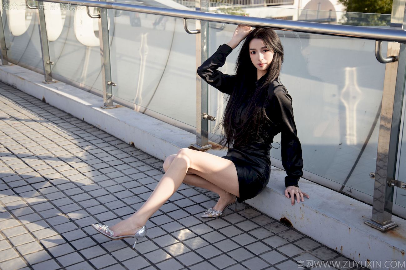 足愉心模特云悦黑衣美腿户外写真