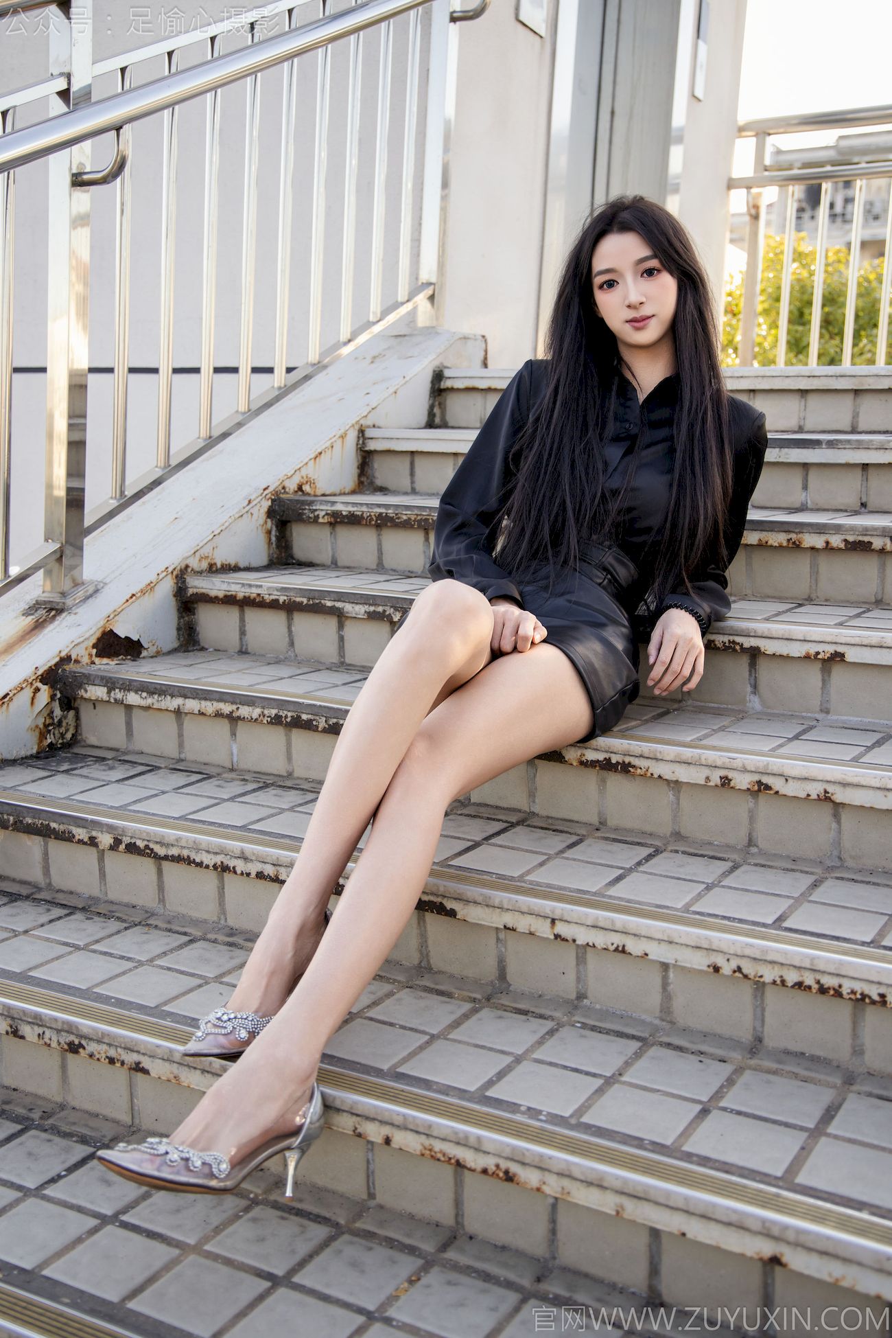 足愉心模特云悦黑衣美腿户外写真