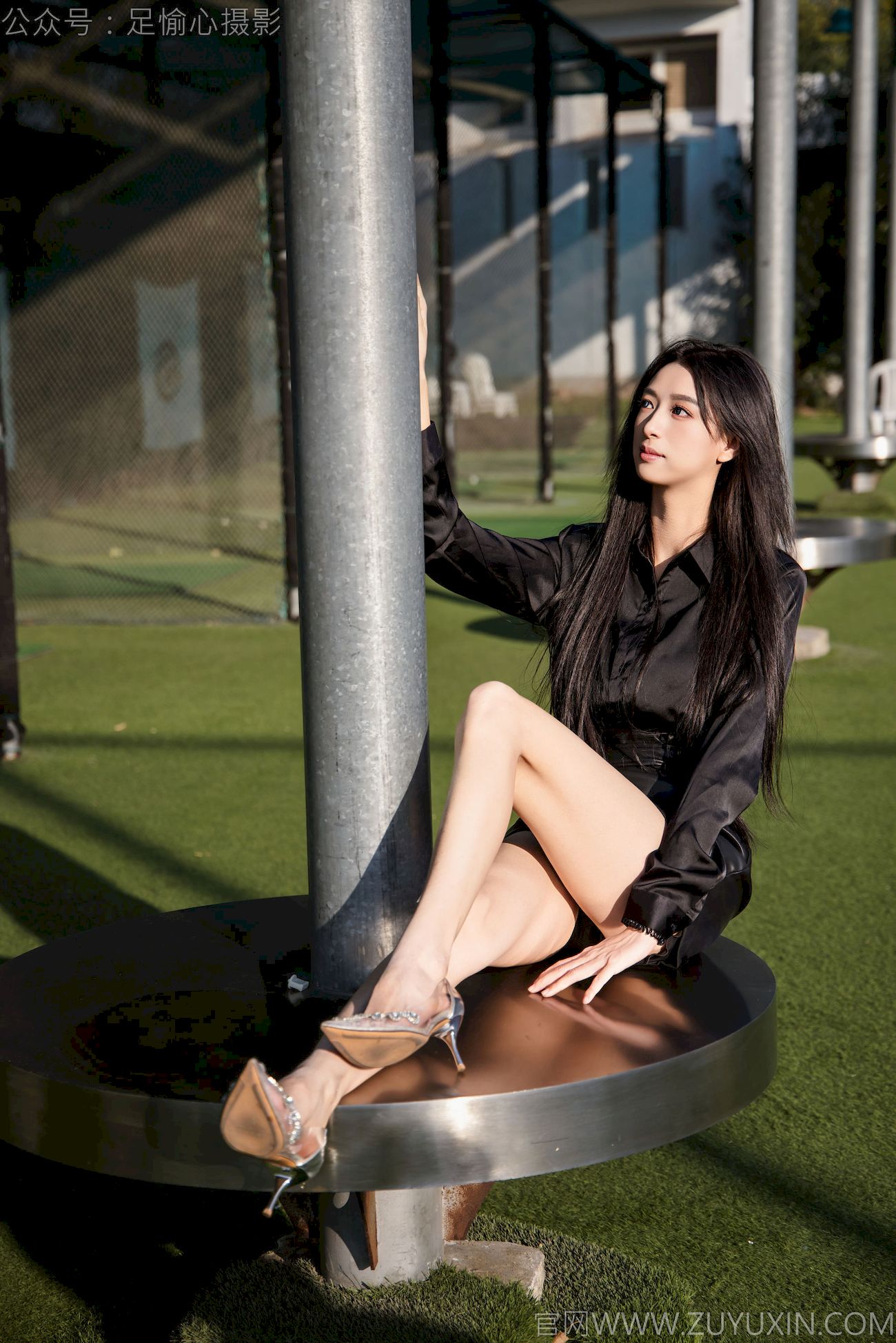 足愉心模特云悦黑衣美腿户外写真