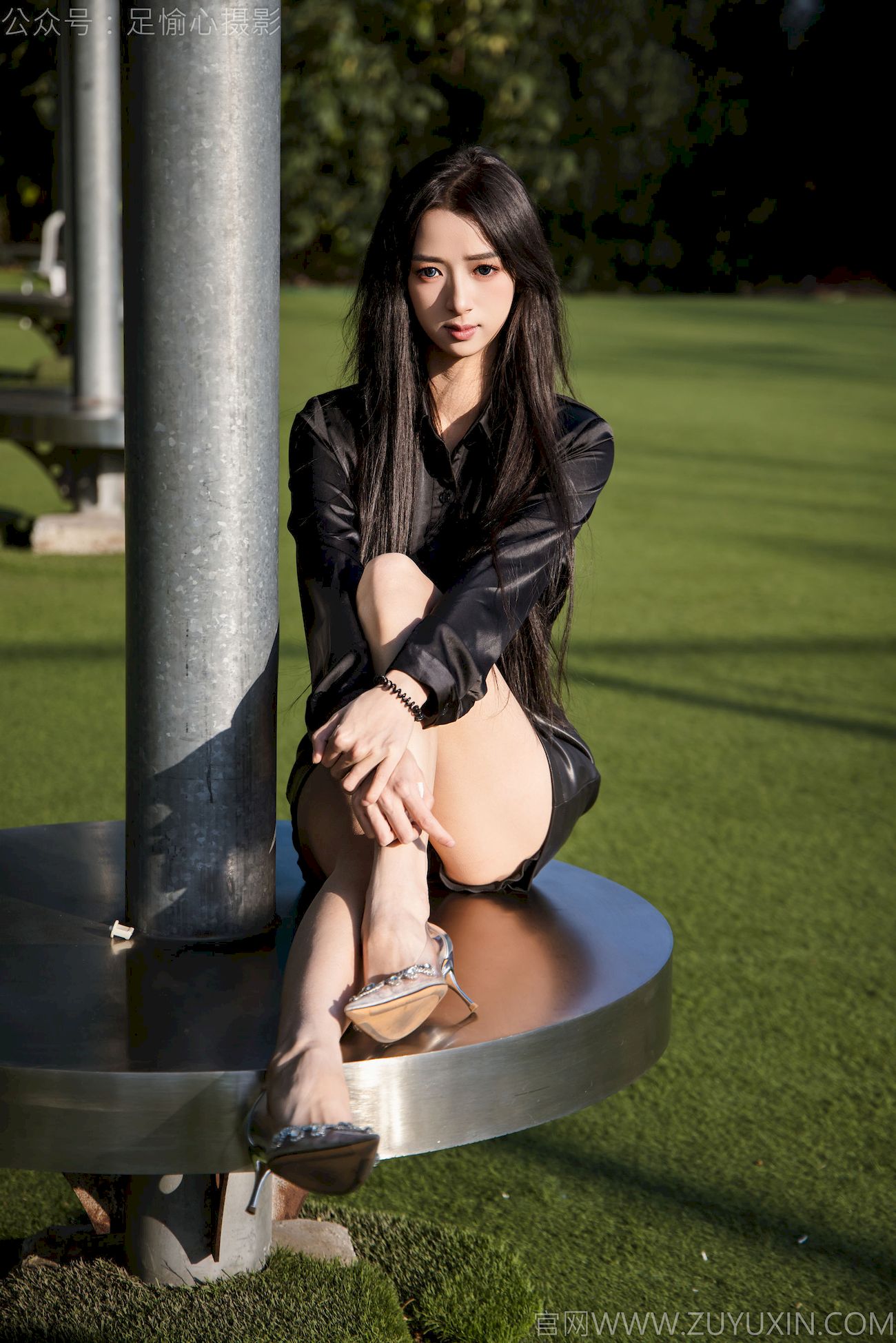 足愉心模特云悦黑衣美腿户外写真
