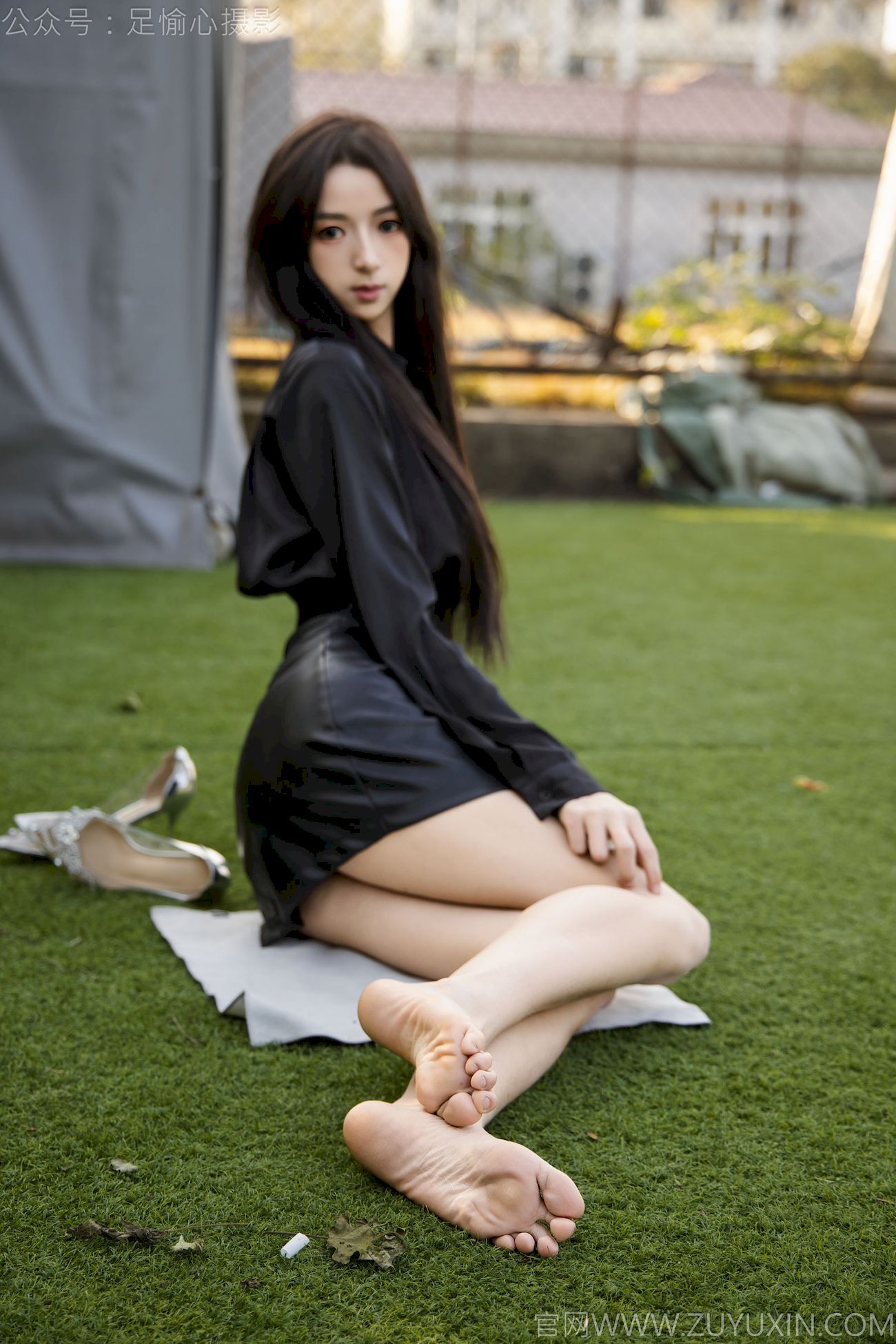 足愉心模特云悦黑衣美腿户外写真