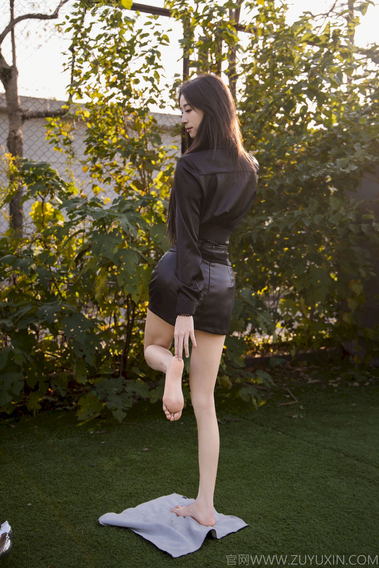 足愉心模特云悦黑衣美腿户外写真