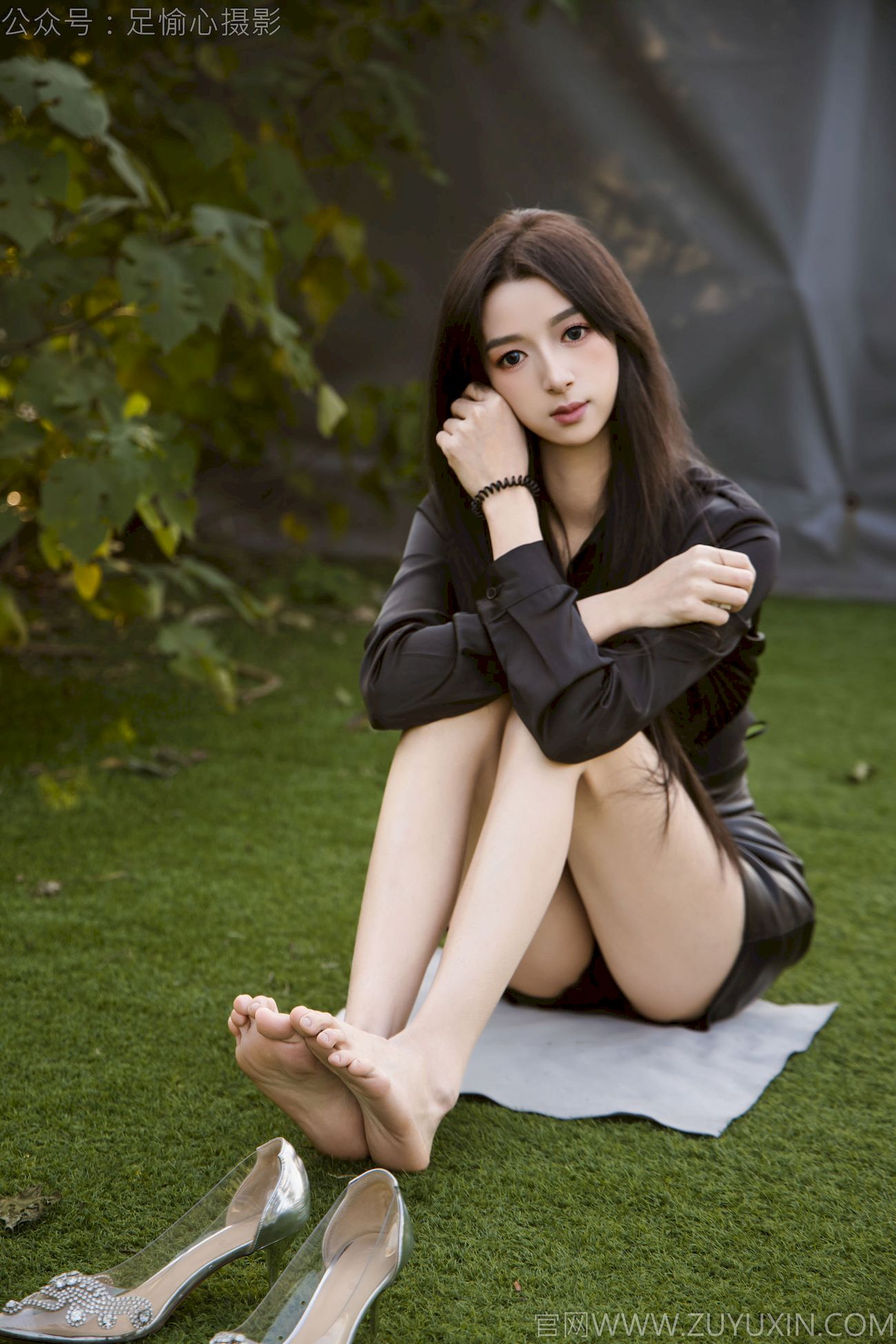 足愉心模特云悦黑衣美腿户外写真