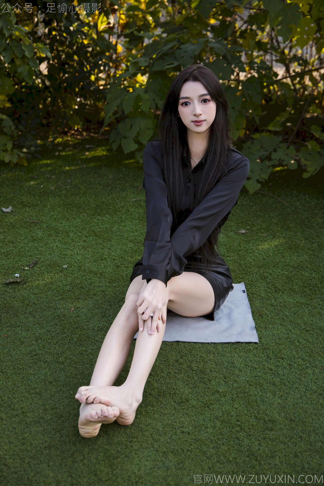足愉心模特云悦黑衣美腿户外写真