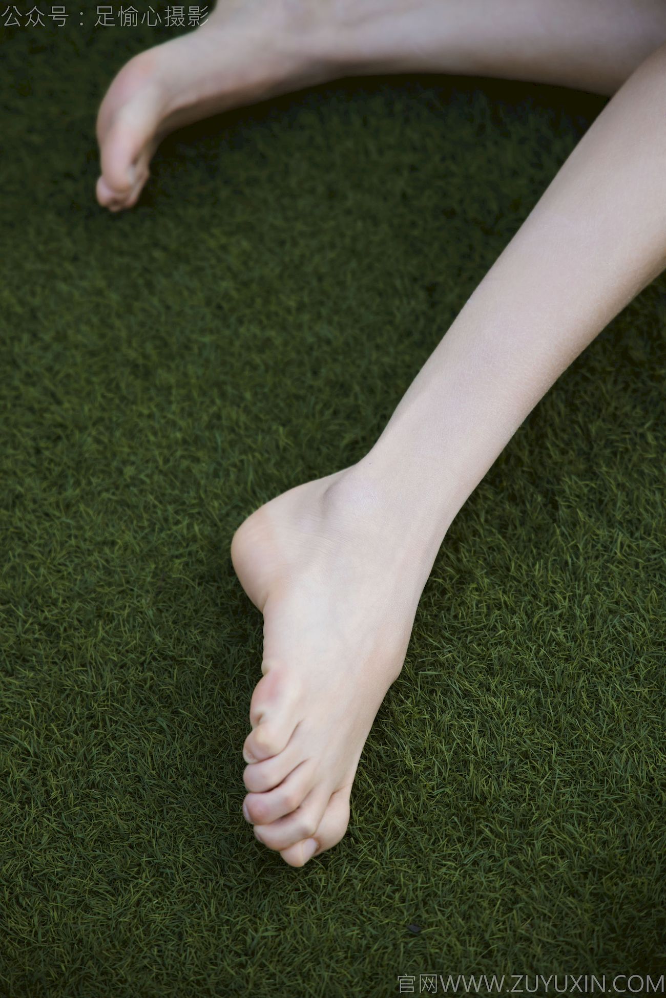 足愉心模特云悦黑衣美腿户外写真