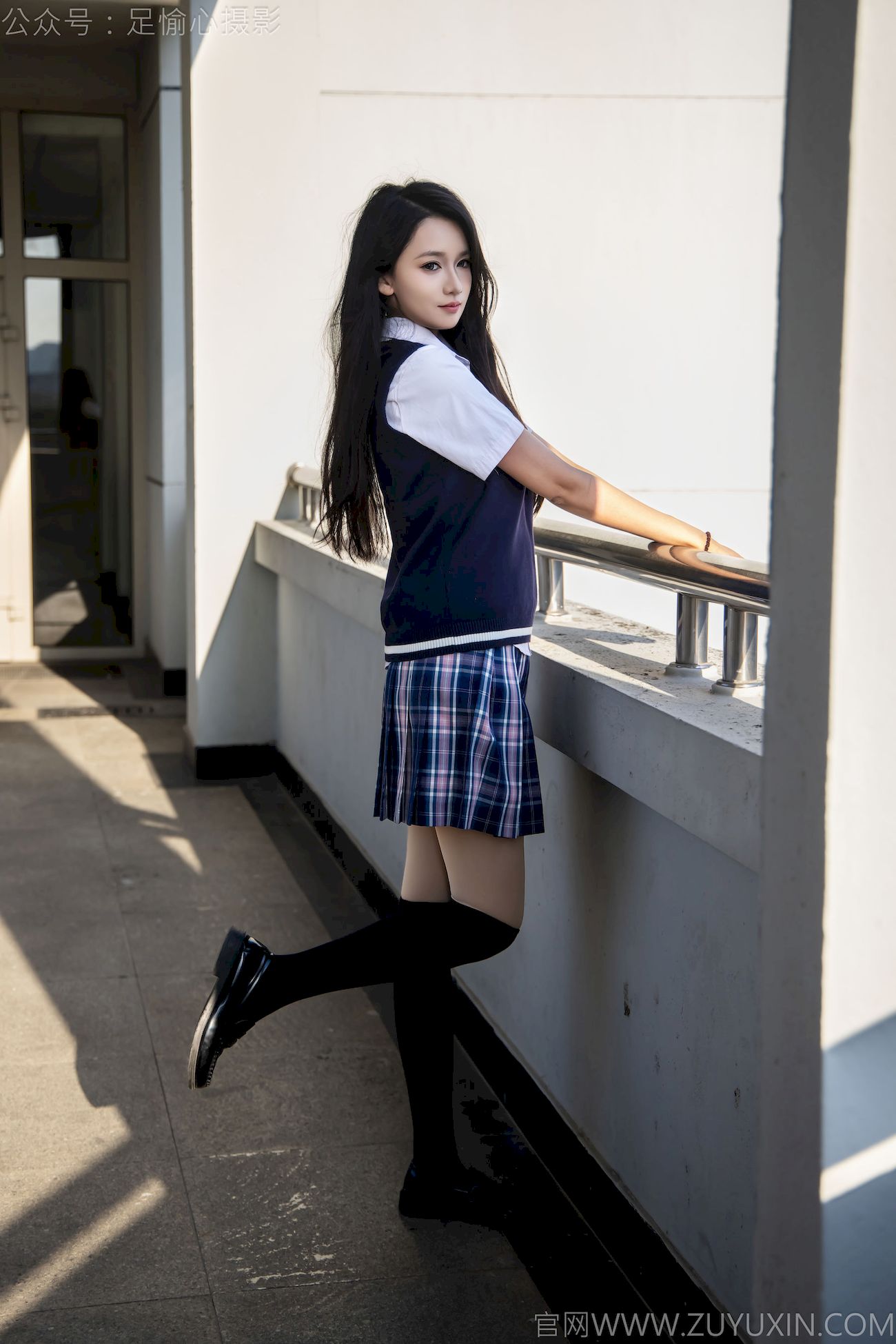 果酱JK制服黑色长筒袜天台休闲写真