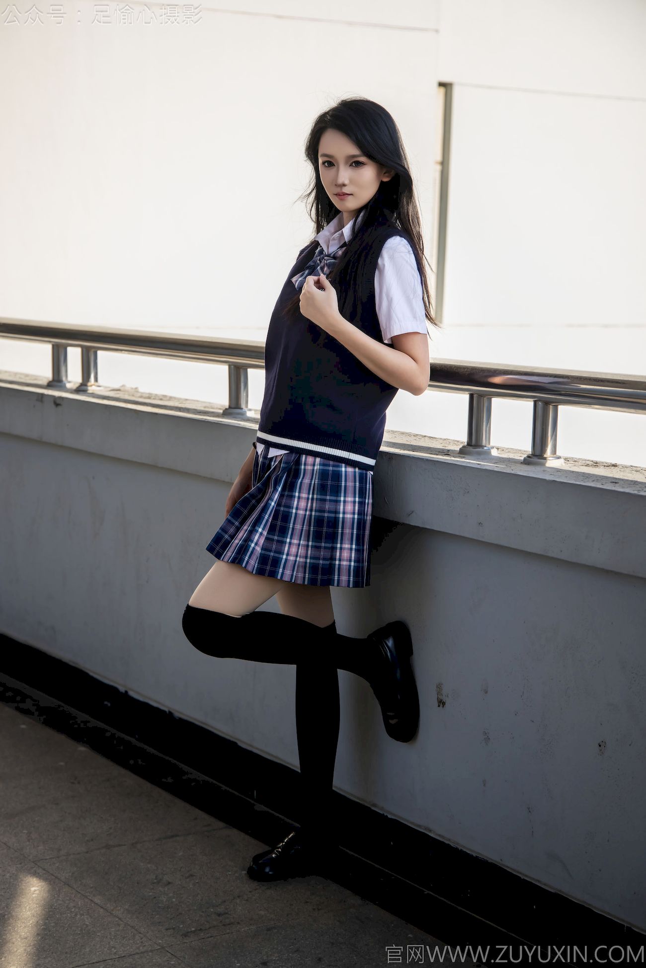 果酱JK制服黑色长筒袜天台休闲写真