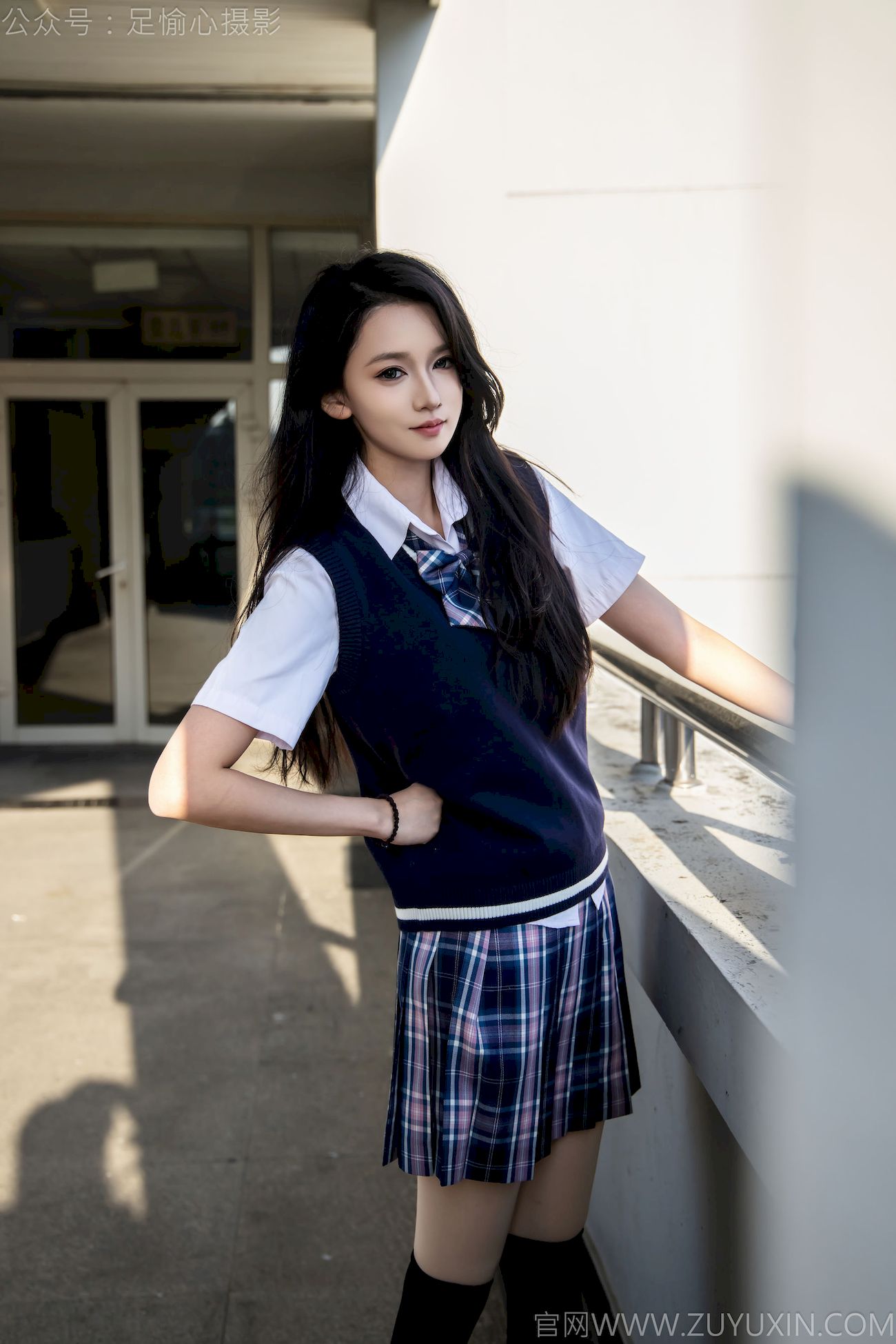 果酱JK制服黑色长筒袜天台休闲写真