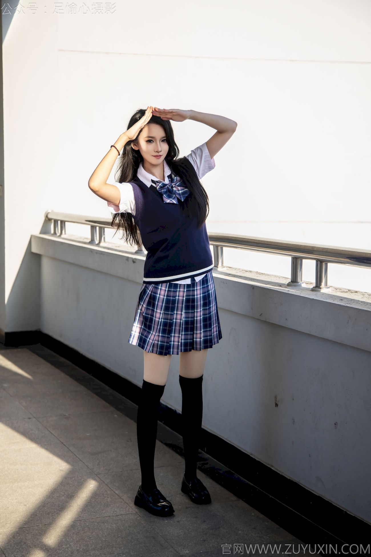 果酱JK制服黑色长筒袜天台休闲写真