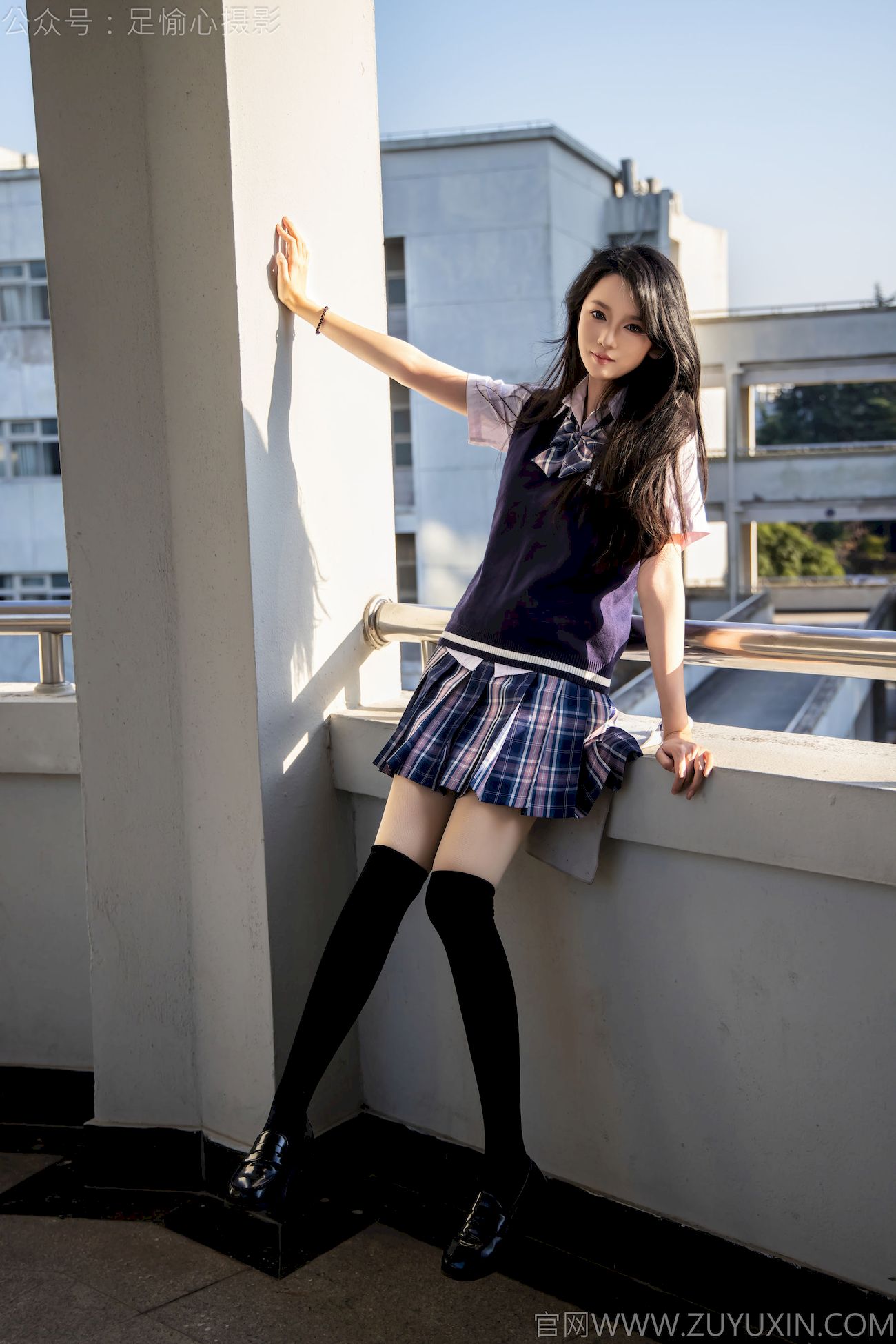 果酱JK制服黑色长筒袜天台休闲写真