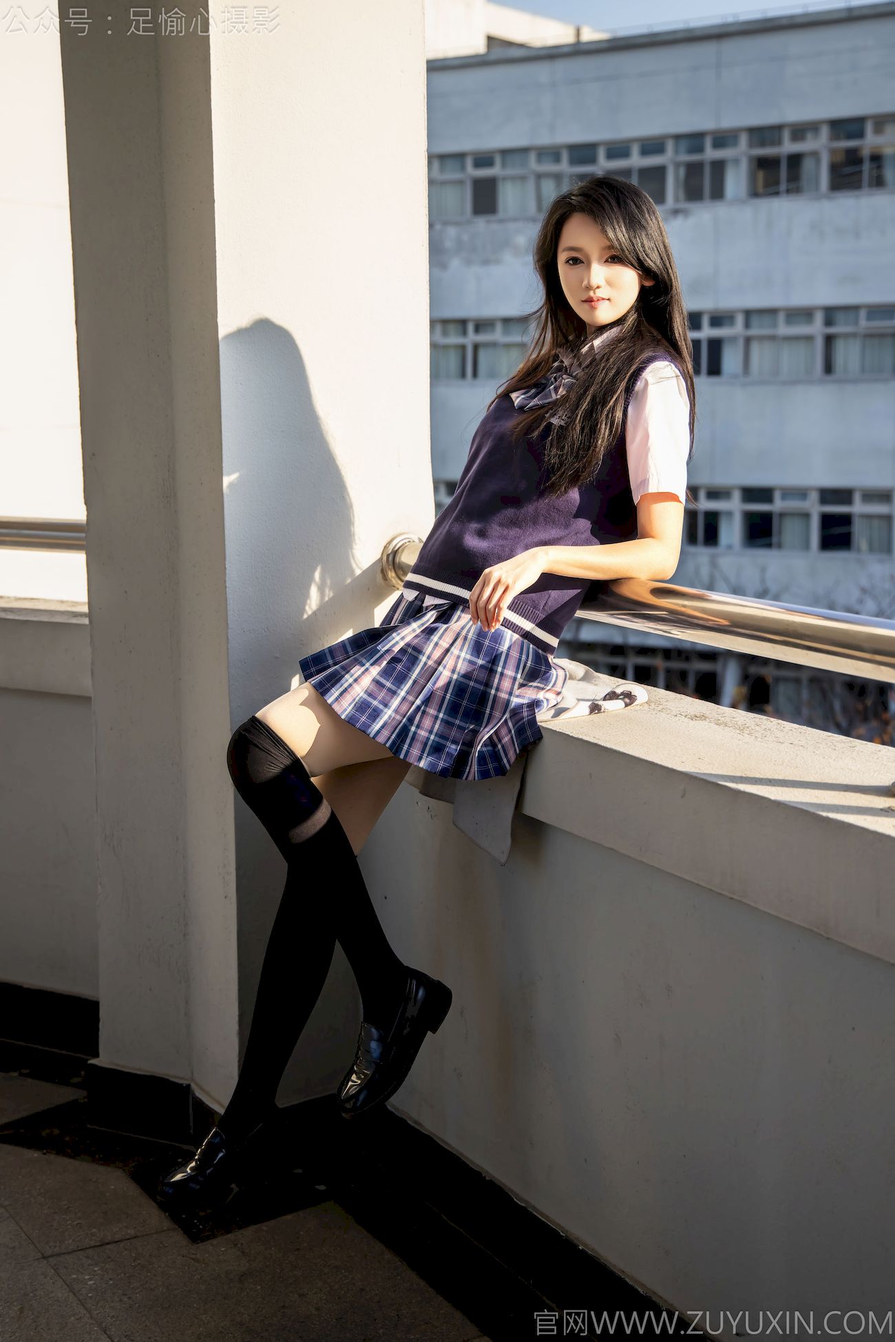 果酱JK制服黑色长筒袜天台休闲写真