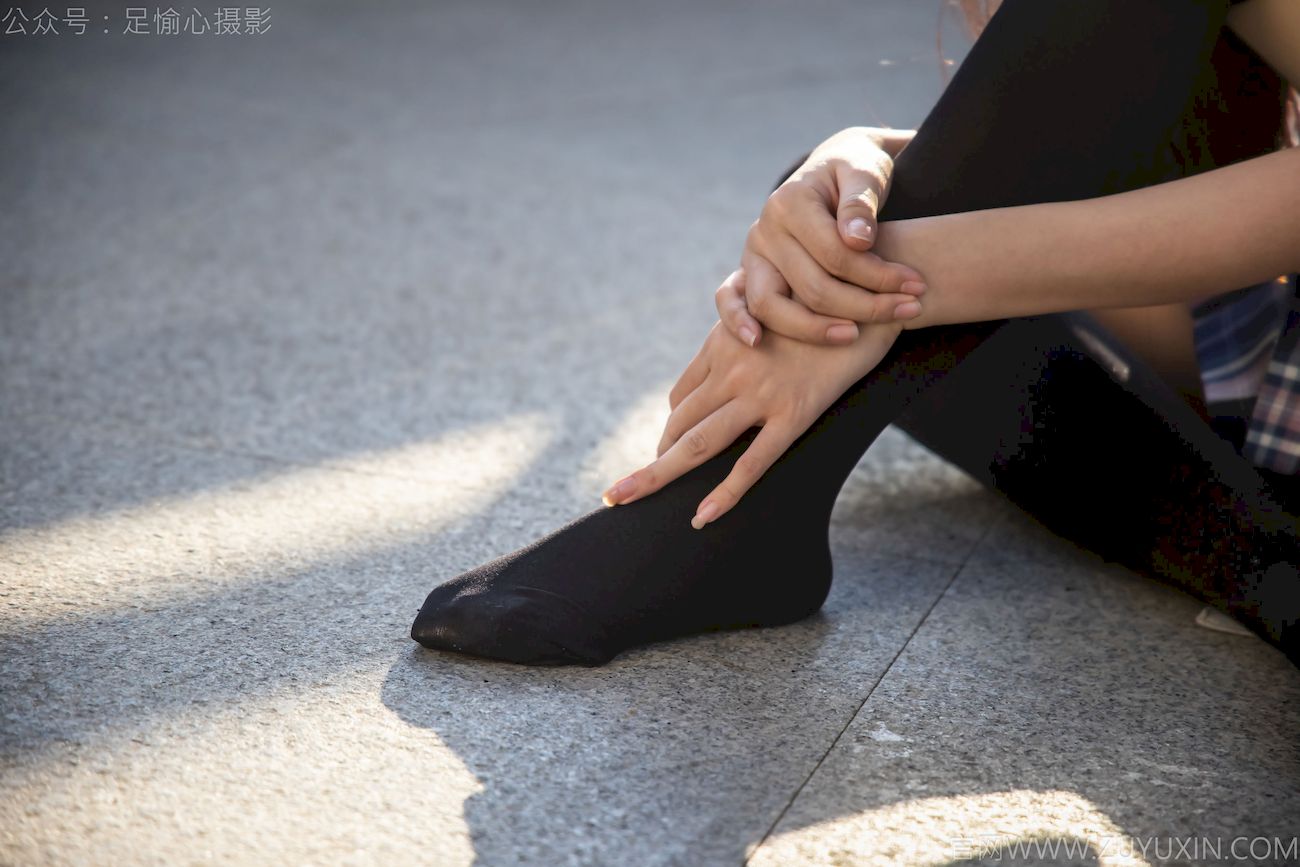 果酱JK制服黑色长筒袜天台休闲写真