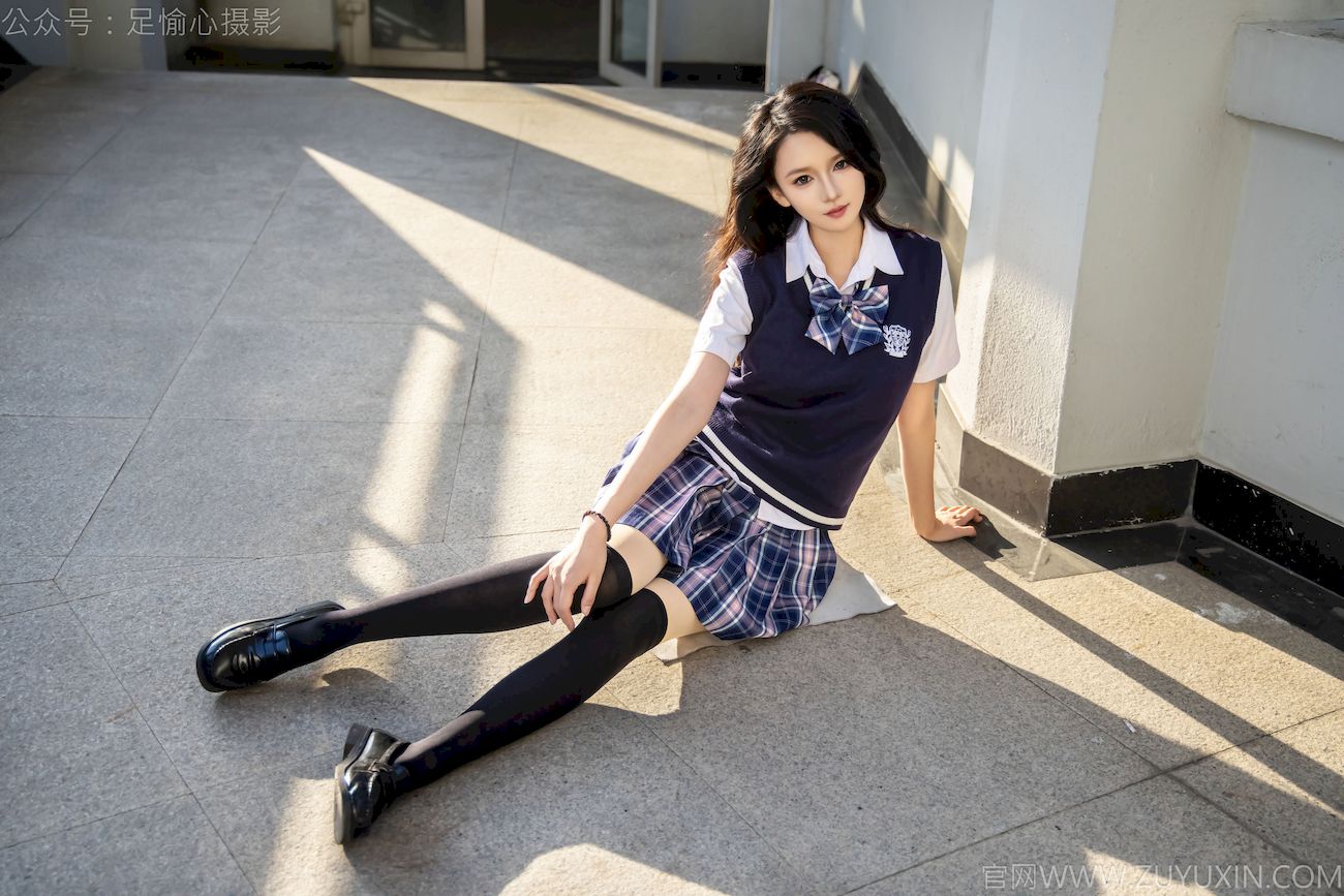 果酱JK制服黑色长筒袜天台休闲写真