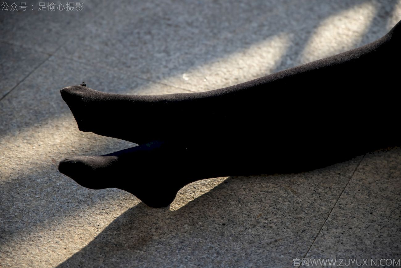 果酱JK制服黑色长筒袜天台休闲写真