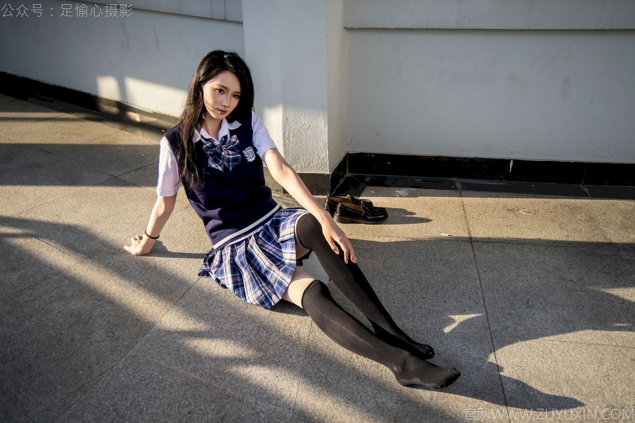 果酱JK制服黑色长筒袜天台休闲写真