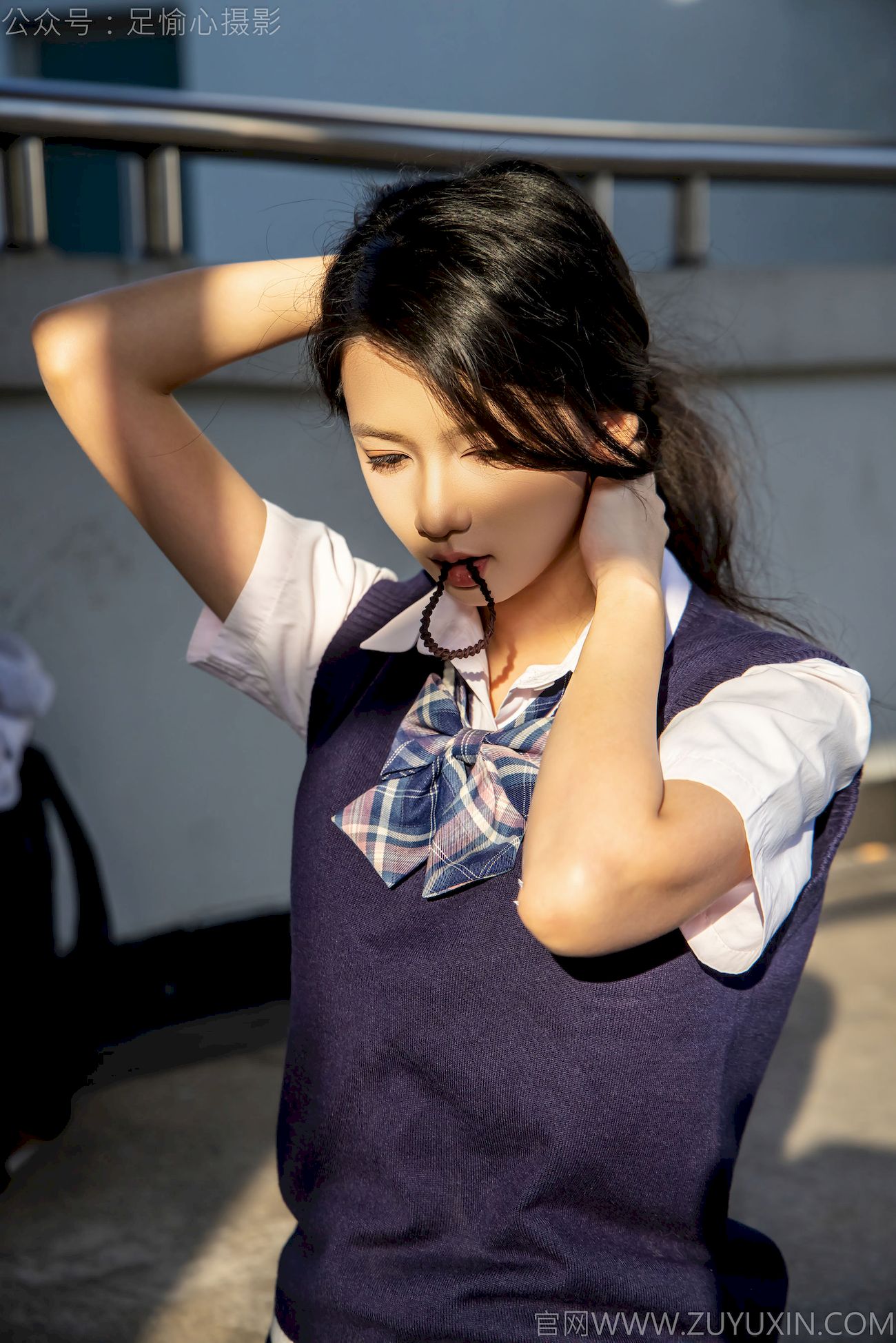 果酱JK制服黑色长筒袜天台休闲写真