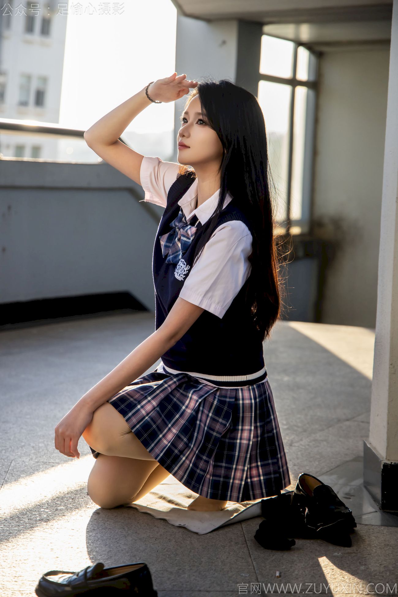 果酱JK制服黑色长筒袜天台休闲写真