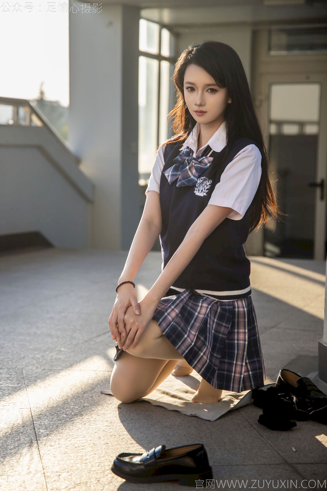 果酱JK制服黑色长筒袜天台休闲写真