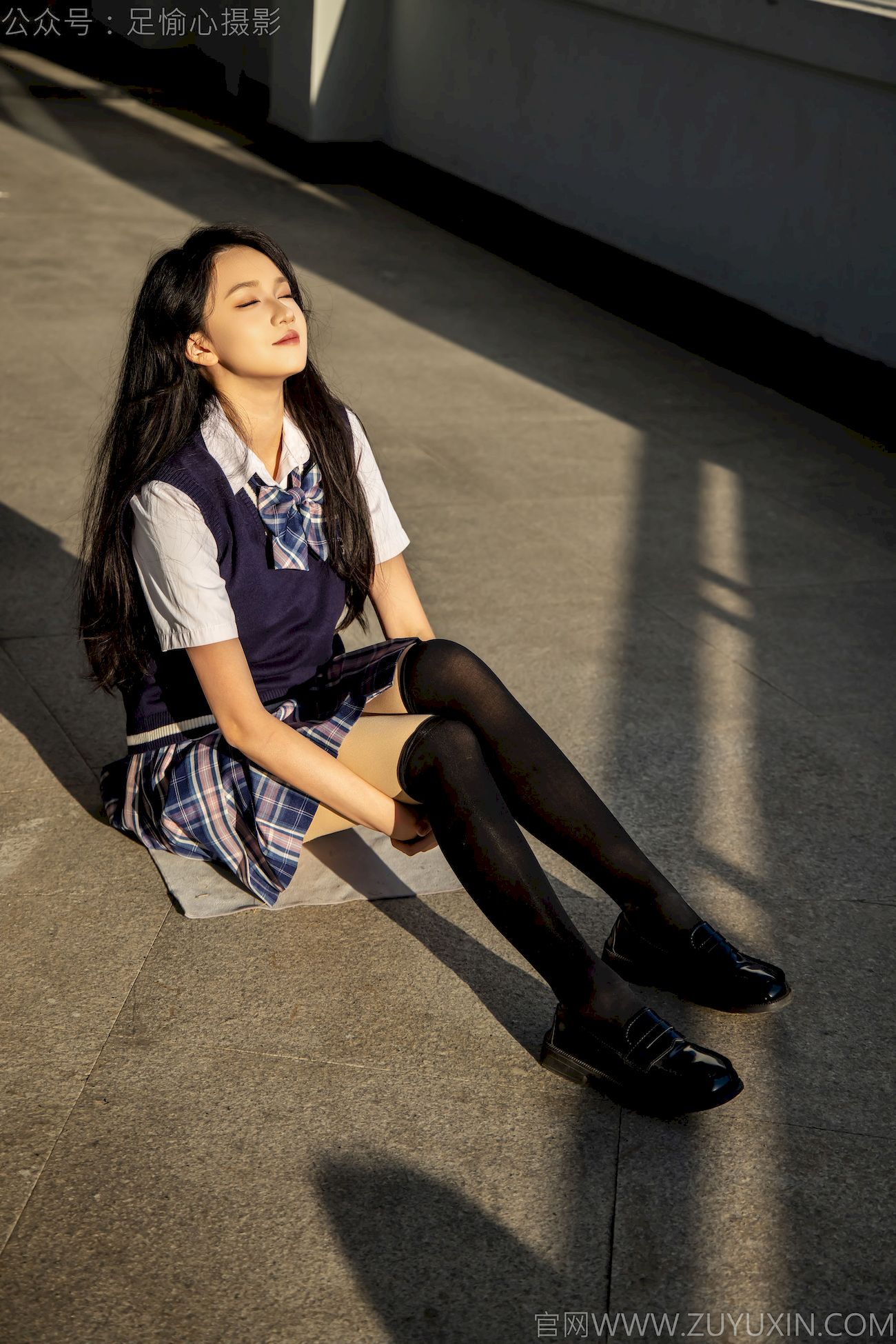 果酱JK制服黑色长筒袜天台休闲写真