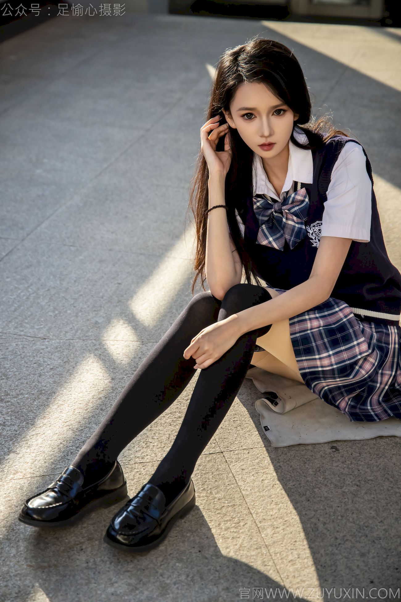 果酱JK制服黑色长筒袜天台休闲写真