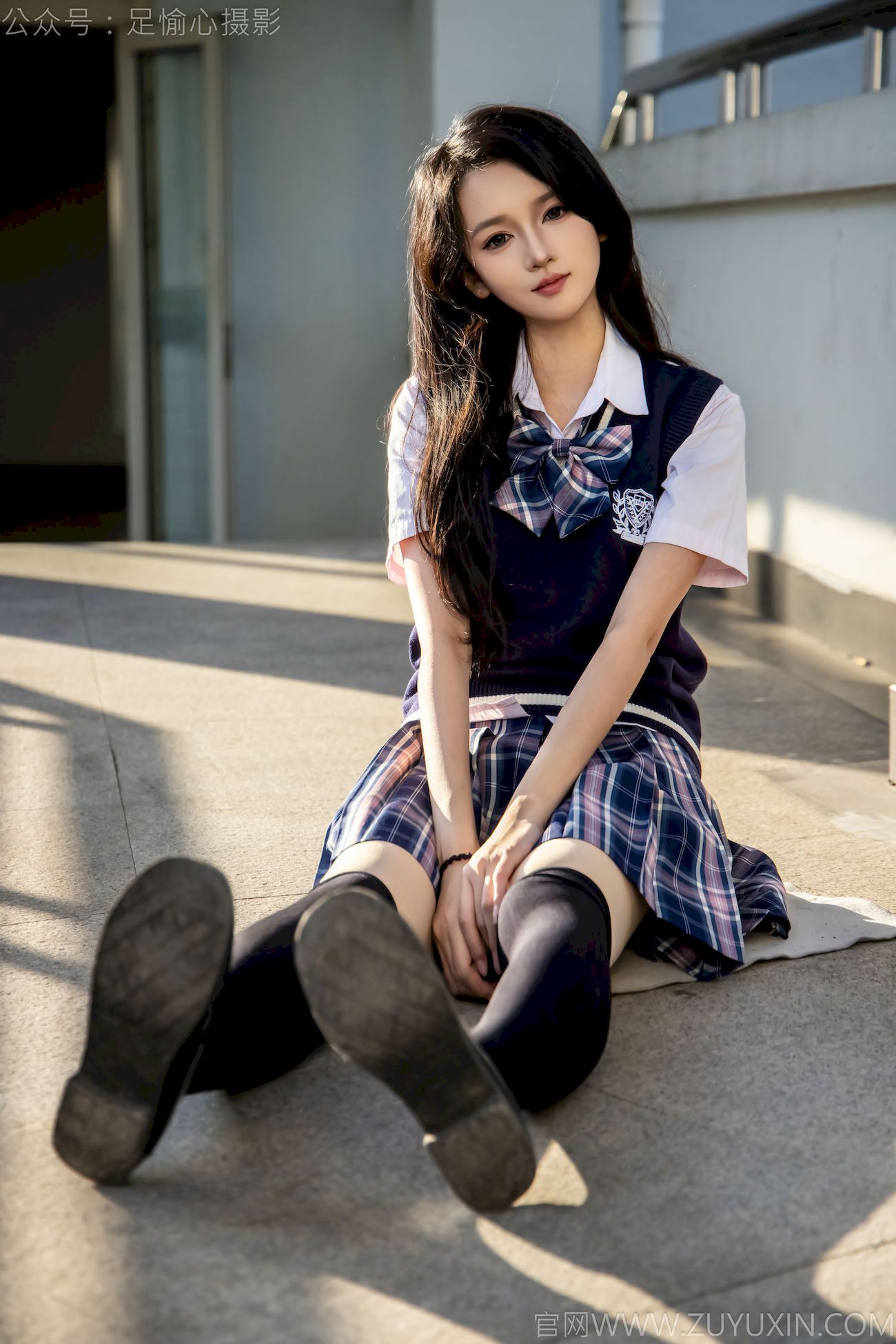 果酱JK制服黑色长筒袜天台休闲写真