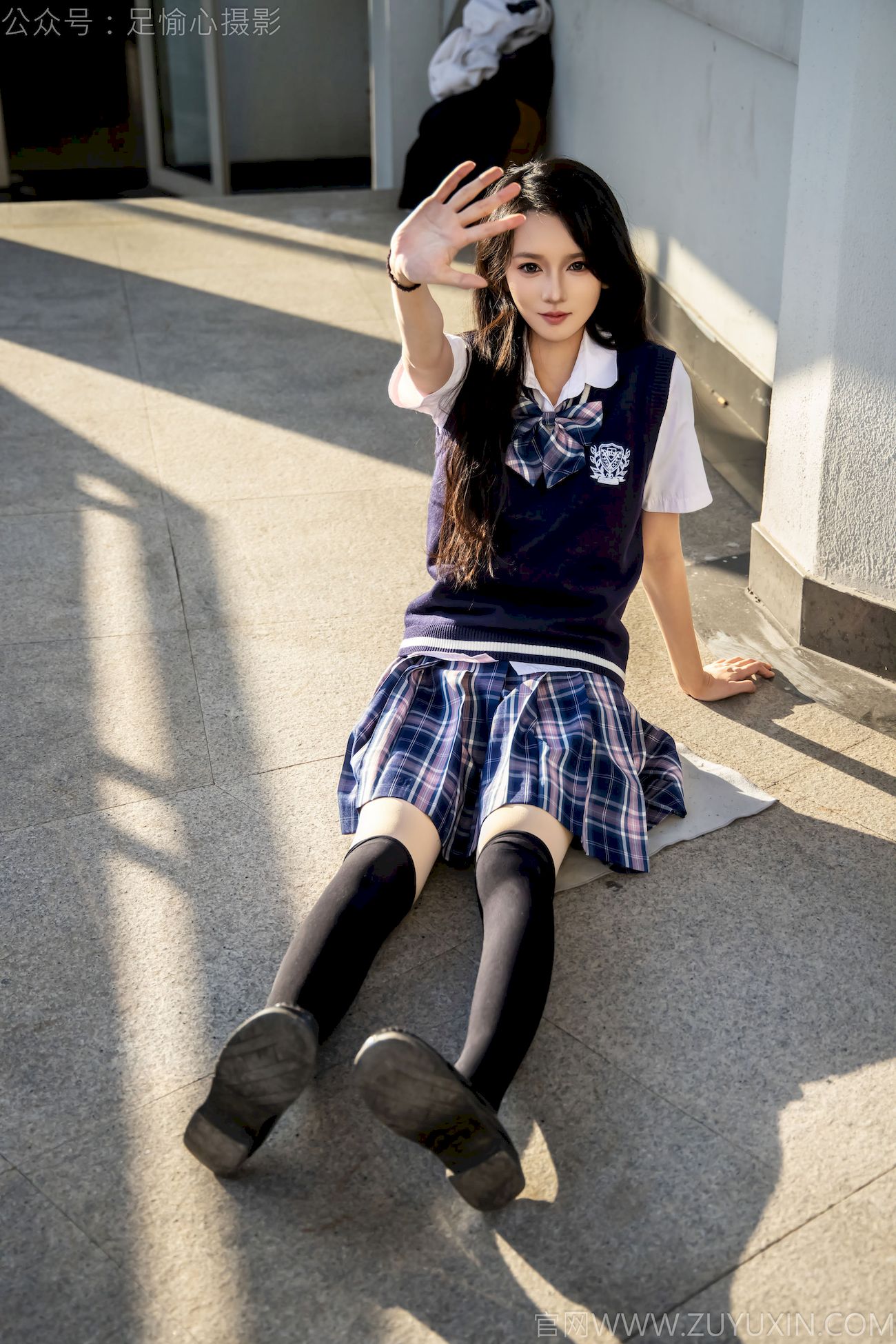 果酱JK制服黑色长筒袜天台休闲写真