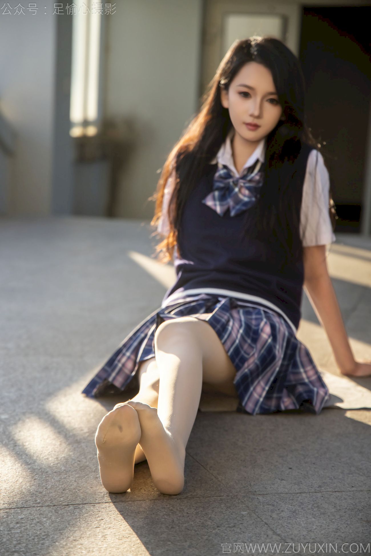 果酱JK制服黑色长筒袜天台休闲写真