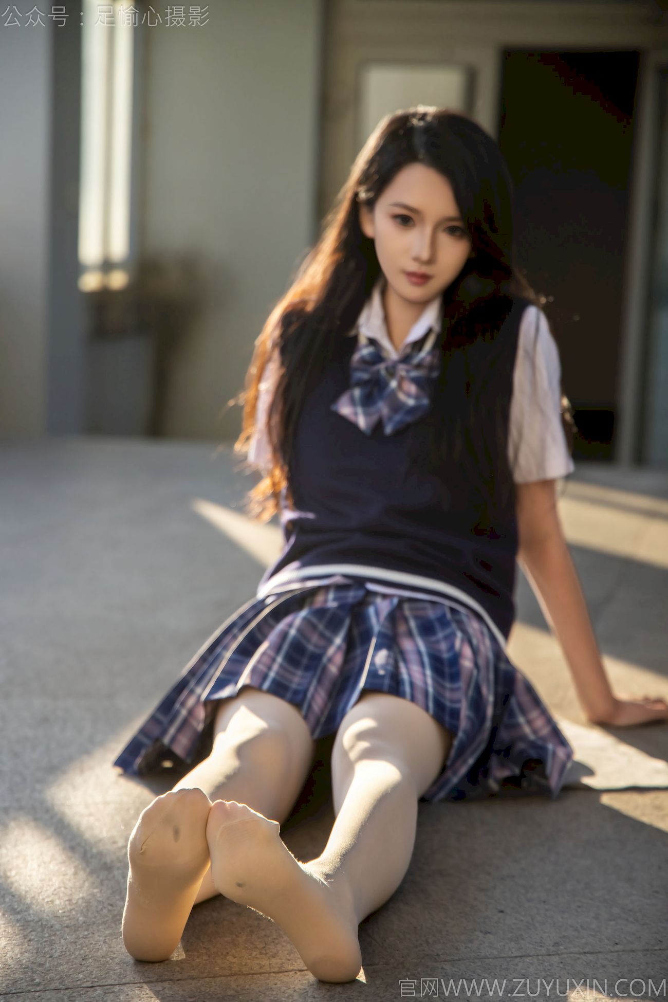 果酱JK制服黑色长筒袜天台休闲写真