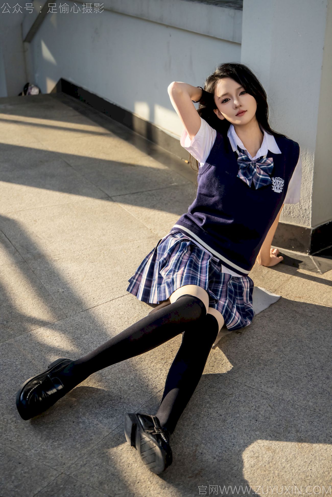 果酱JK制服黑色长筒袜天台休闲写真