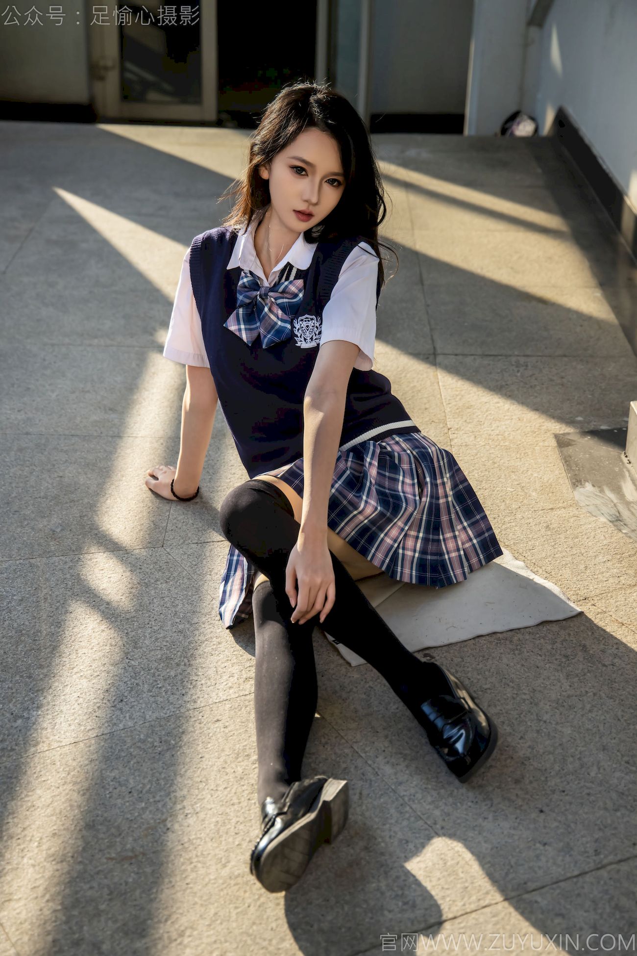 果酱JK制服黑色长筒袜天台休闲写真