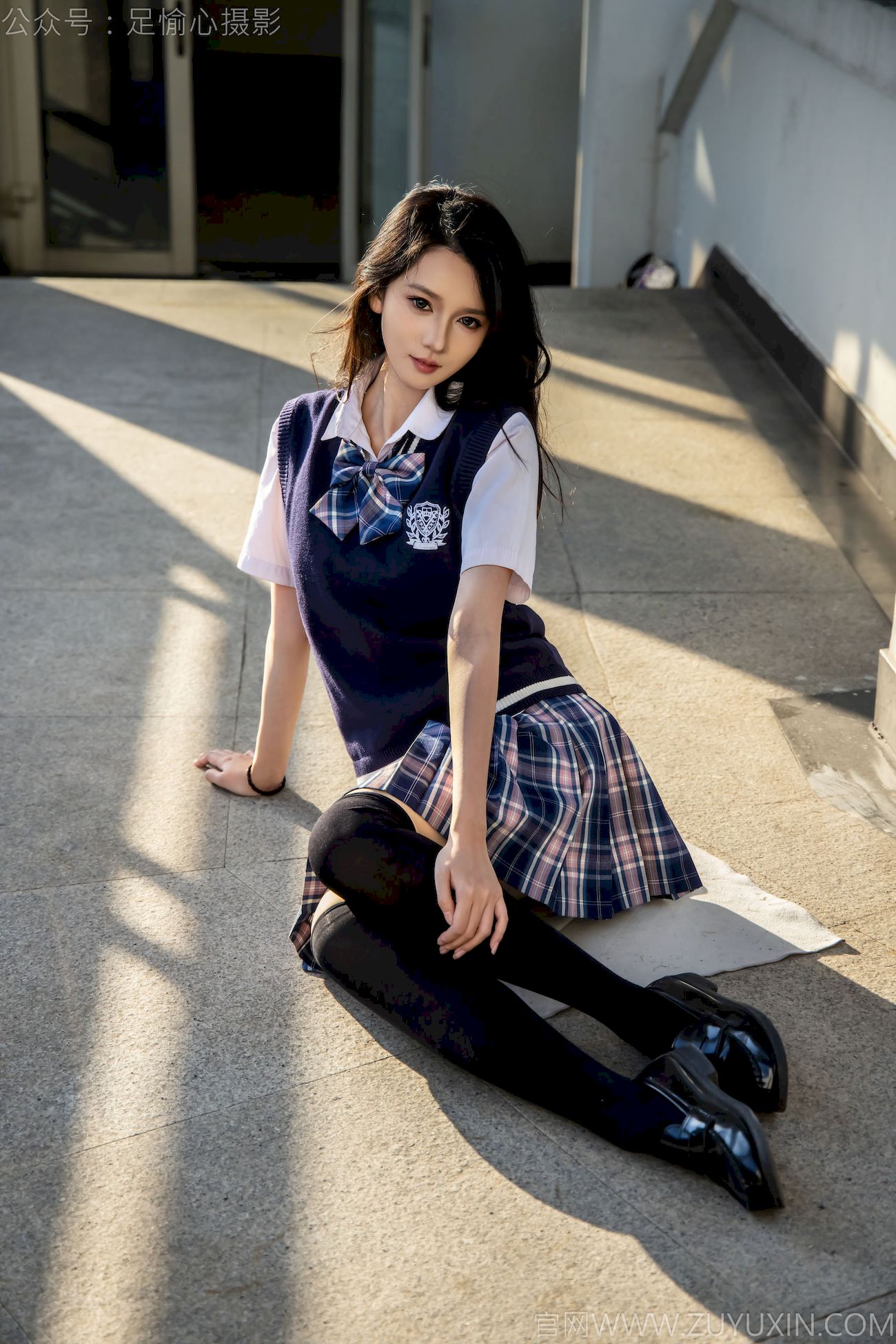 果酱JK制服黑色长筒袜天台休闲写真