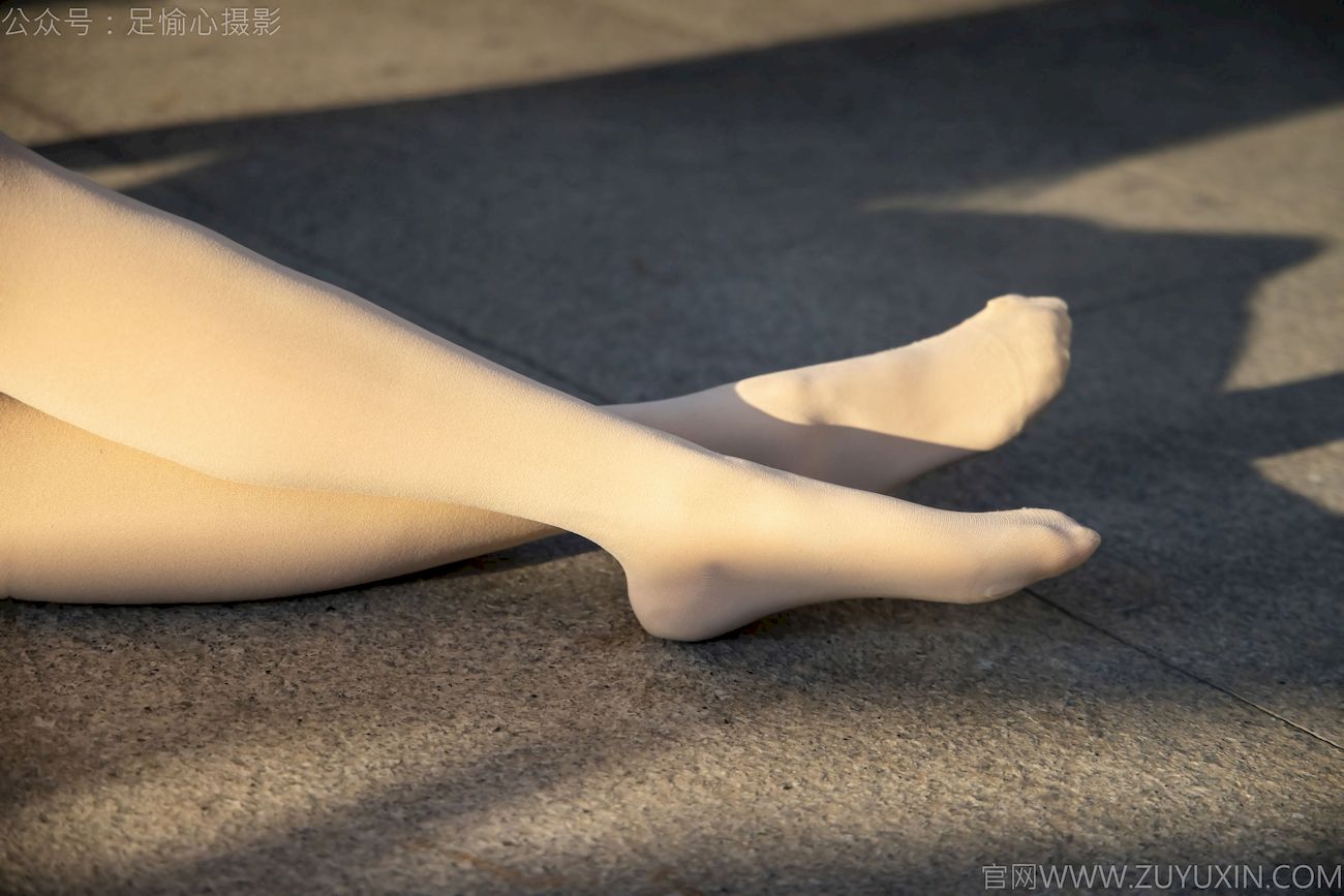 果酱JK制服黑色长筒袜天台休闲写真