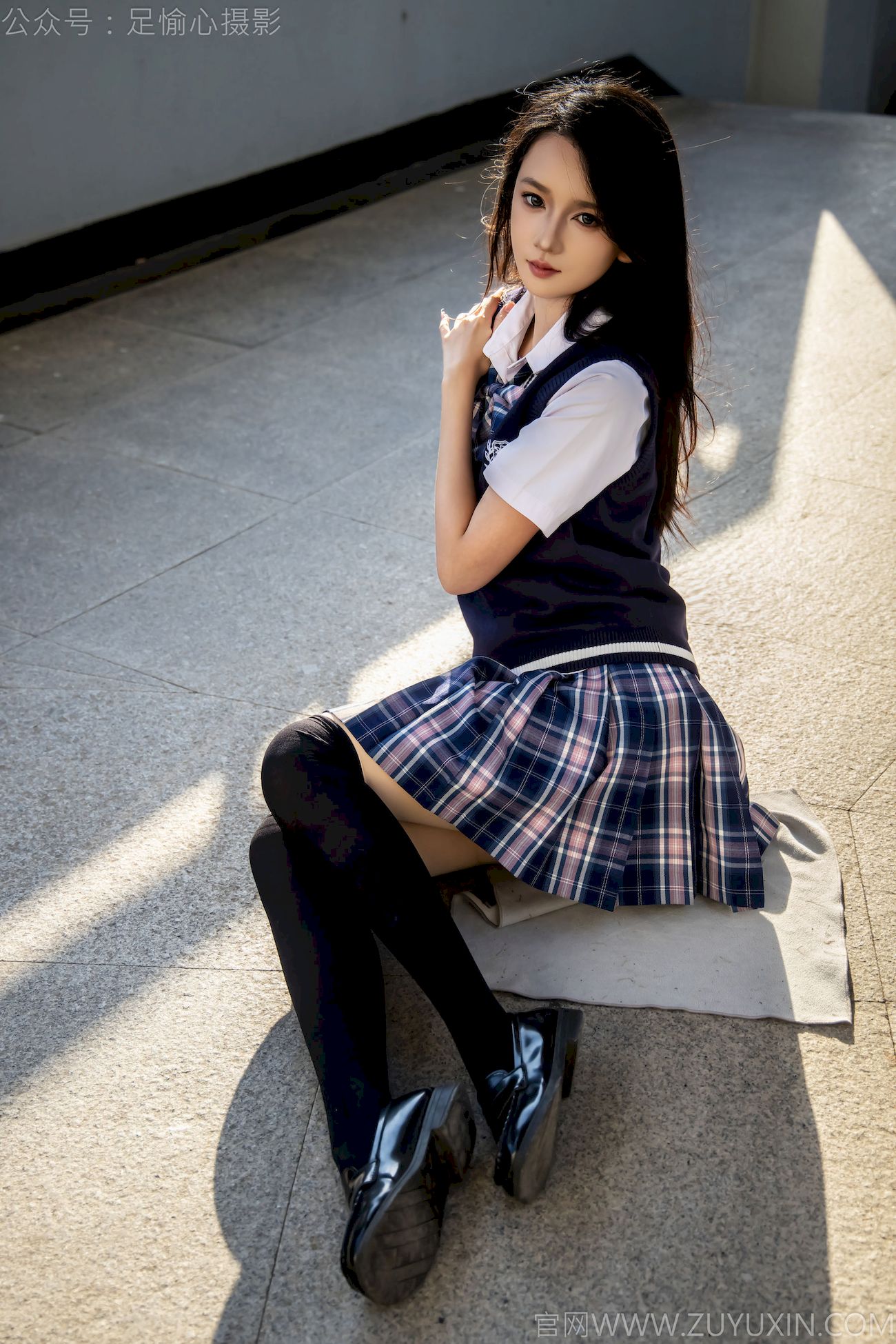 果酱JK制服黑色长筒袜天台休闲写真
