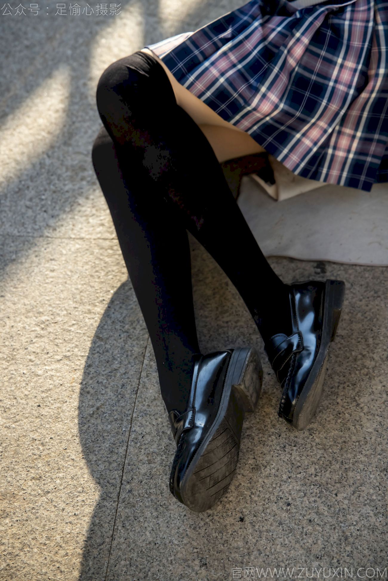 果酱JK制服黑色长筒袜天台休闲写真