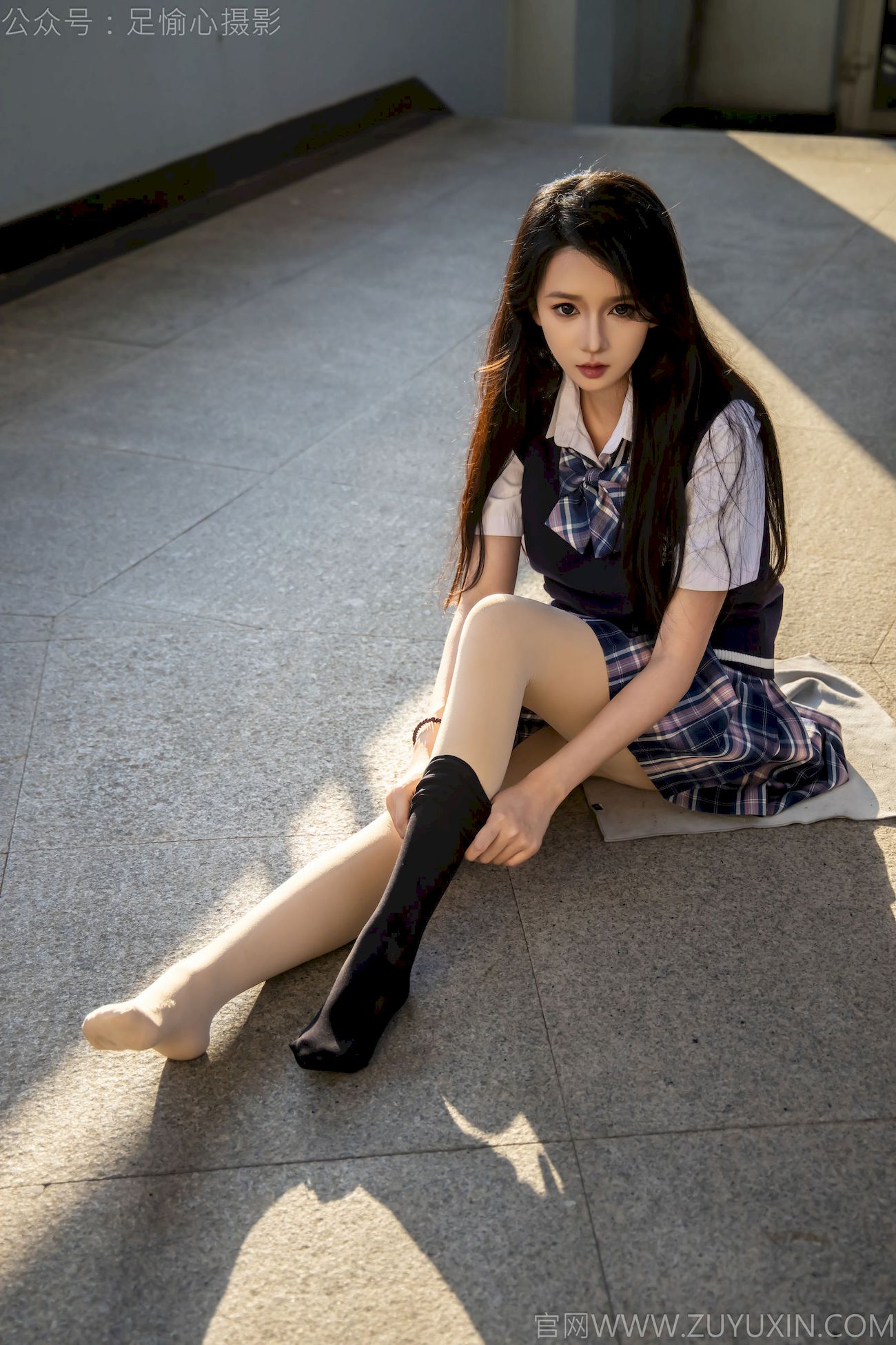 果酱JK制服黑色长筒袜天台休闲写真