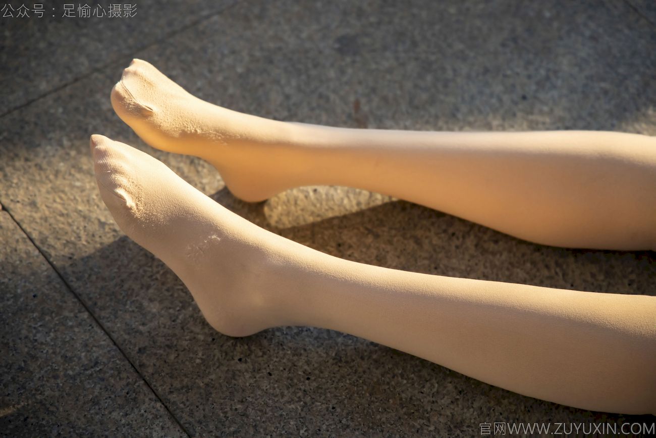 果酱JK制服黑色长筒袜天台休闲写真