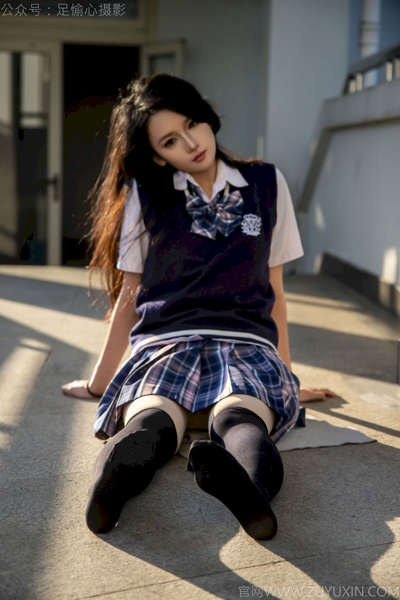 果酱JK制服黑色长筒袜天台休闲写真