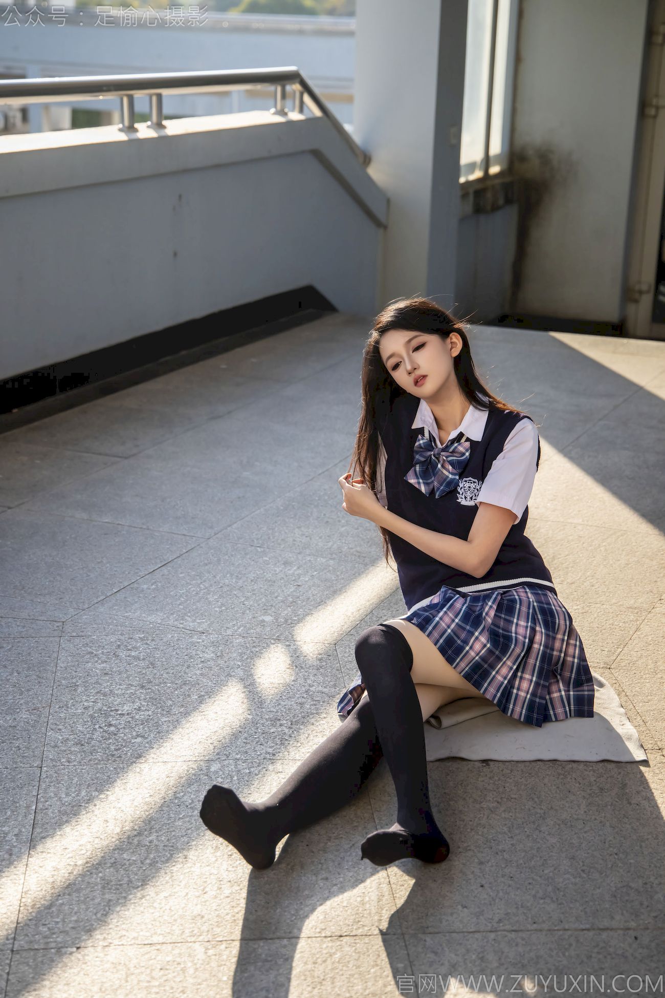 果酱JK制服黑色长筒袜天台休闲写真