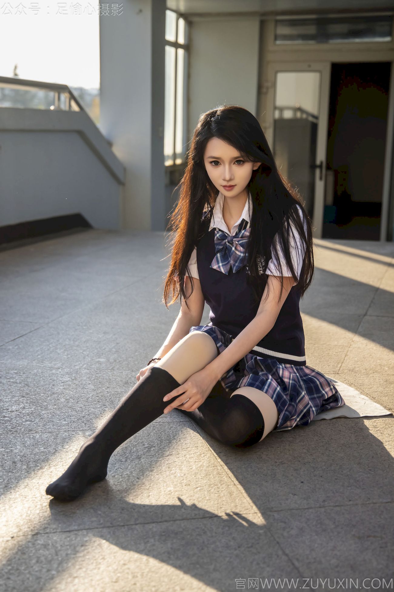 果酱JK制服黑色长筒袜天台休闲写真