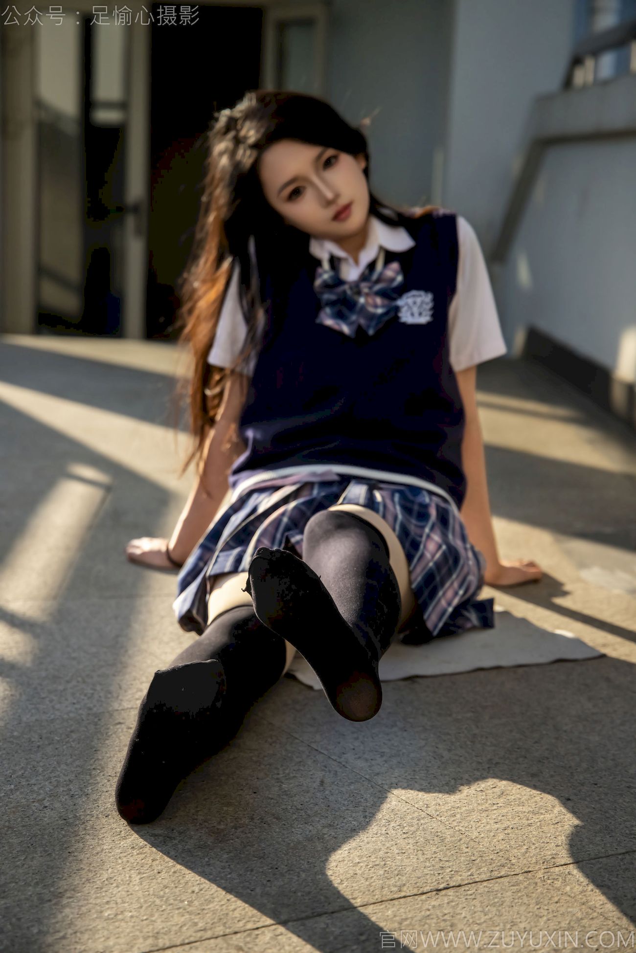 果酱JK制服黑色长筒袜天台休闲写真