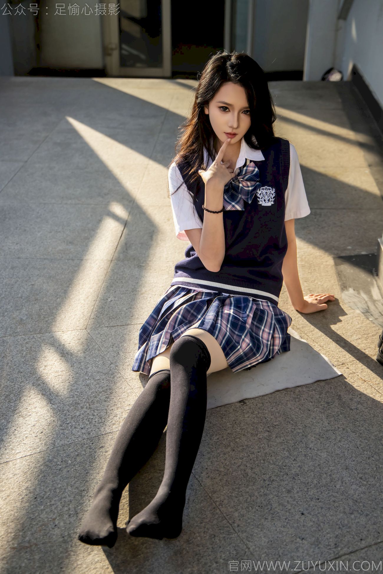 果酱JK制服黑色长筒袜天台休闲写真