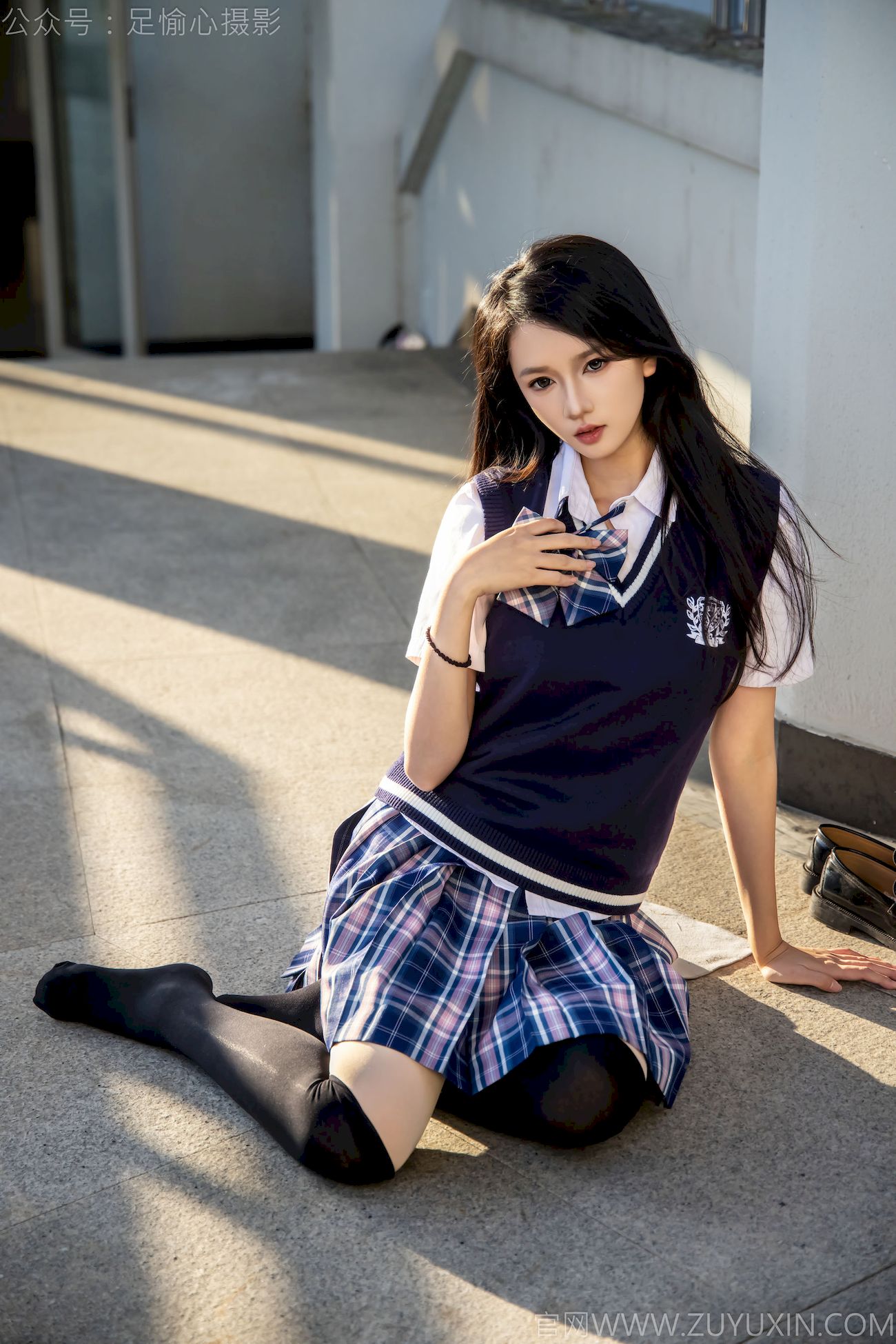 果酱JK制服黑色长筒袜天台休闲写真