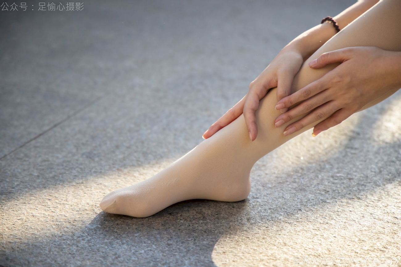 果酱JK制服黑色长筒袜天台休闲写真