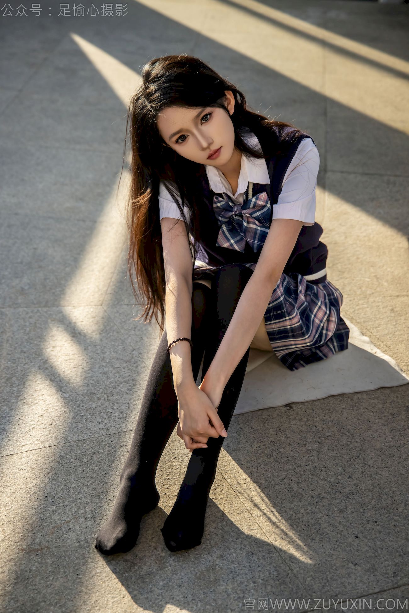 果酱JK制服黑色长筒袜天台休闲写真
