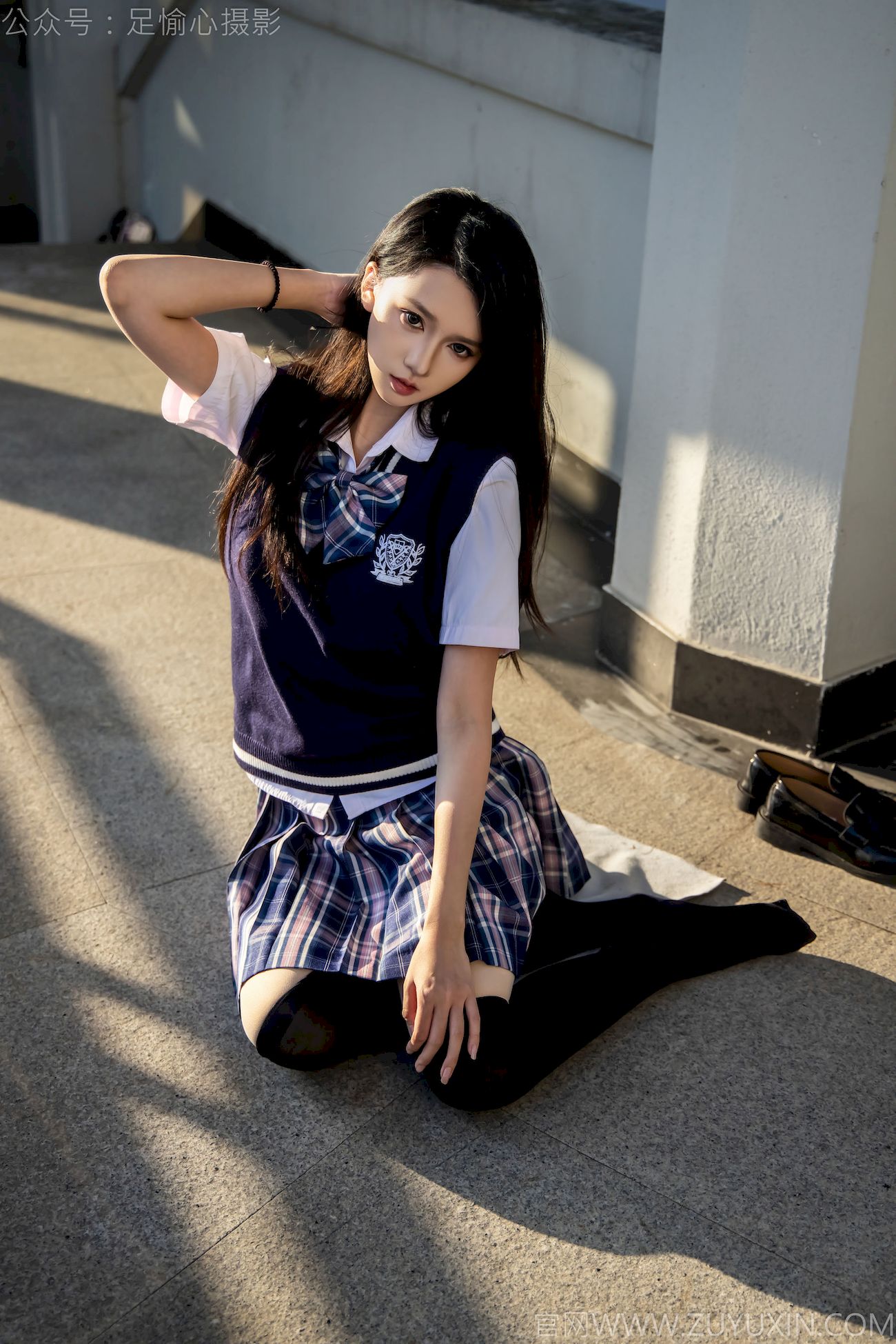 果酱JK制服黑色长筒袜天台休闲写真