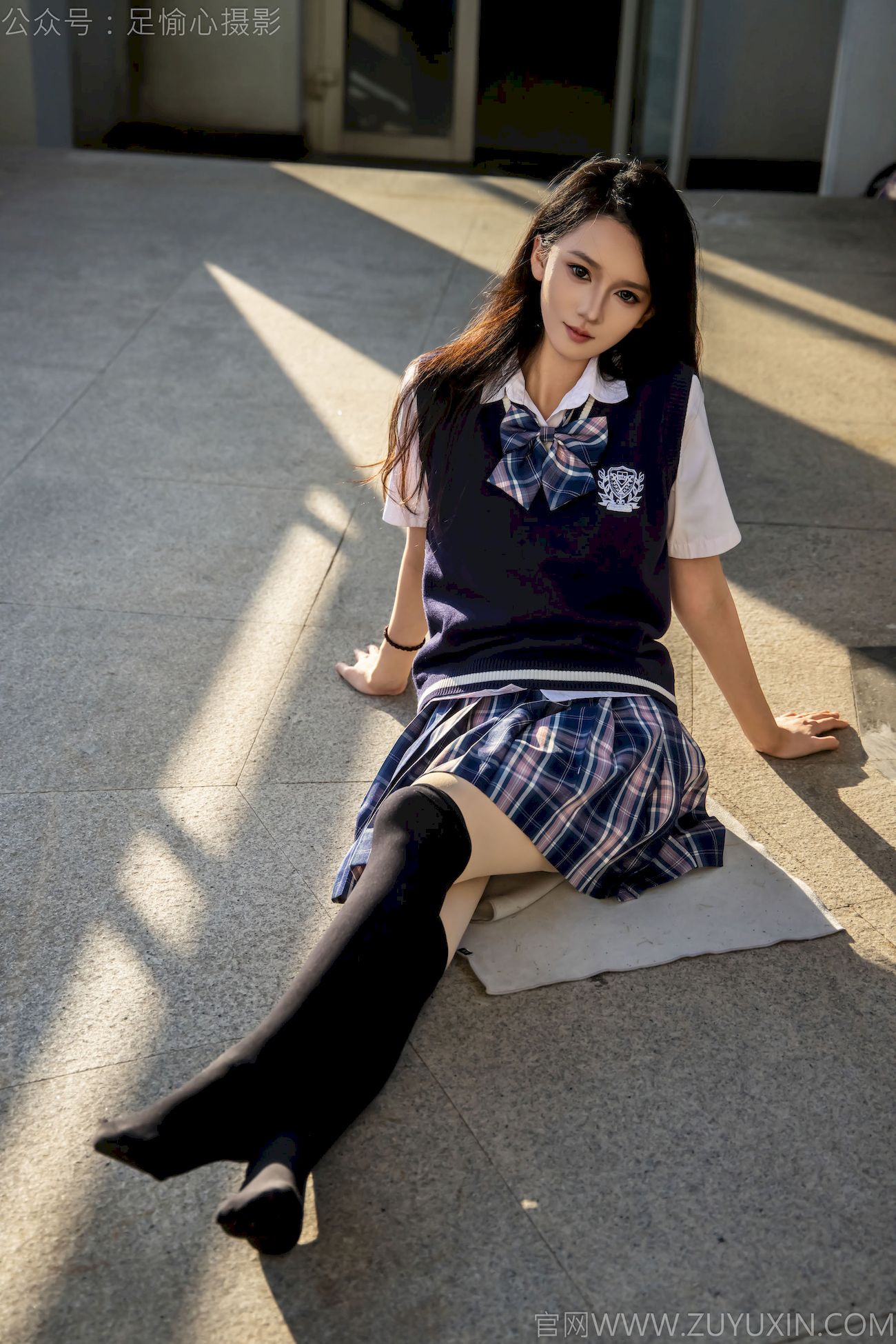 果酱JK制服黑色长筒袜天台休闲写真