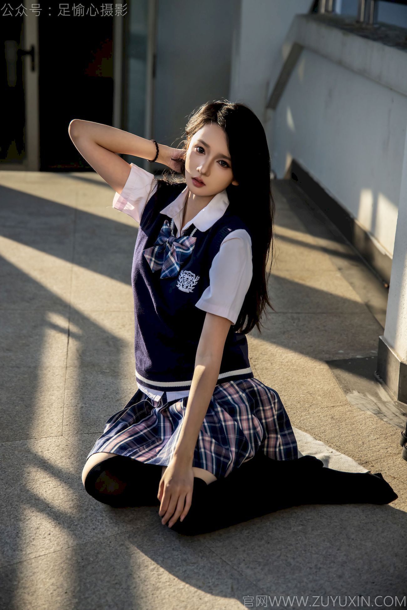 果酱JK制服黑色长筒袜天台休闲写真