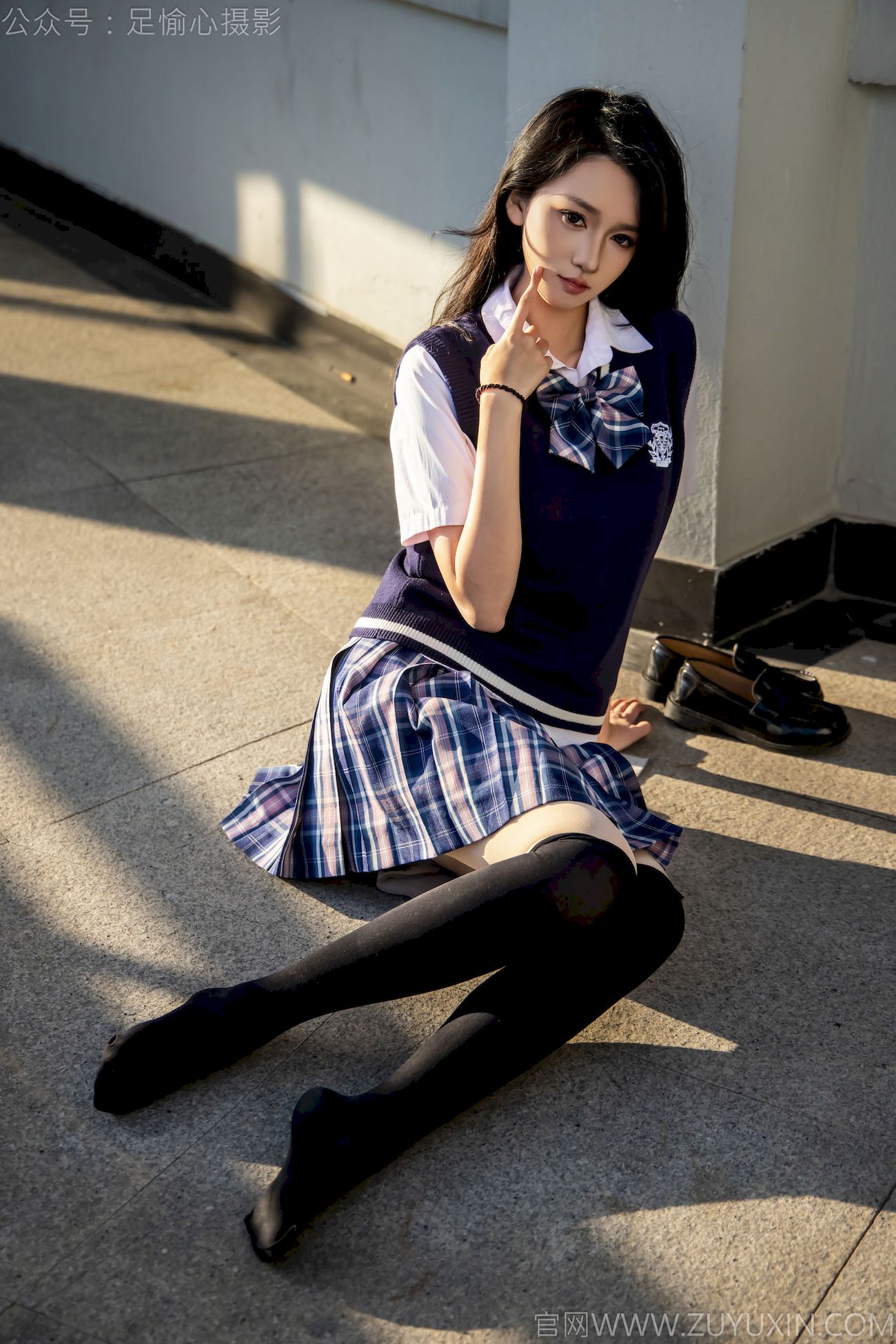 果酱JK制服黑色长筒袜天台休闲写真