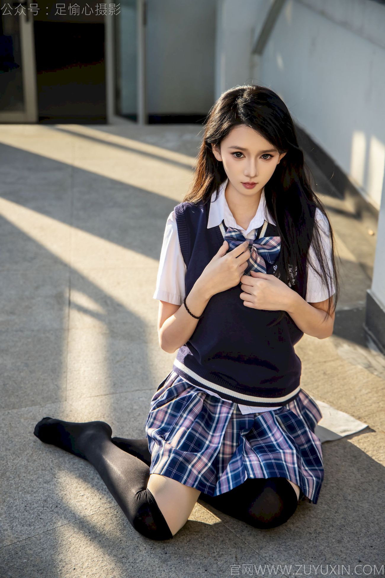 果酱JK制服黑色长筒袜天台休闲写真